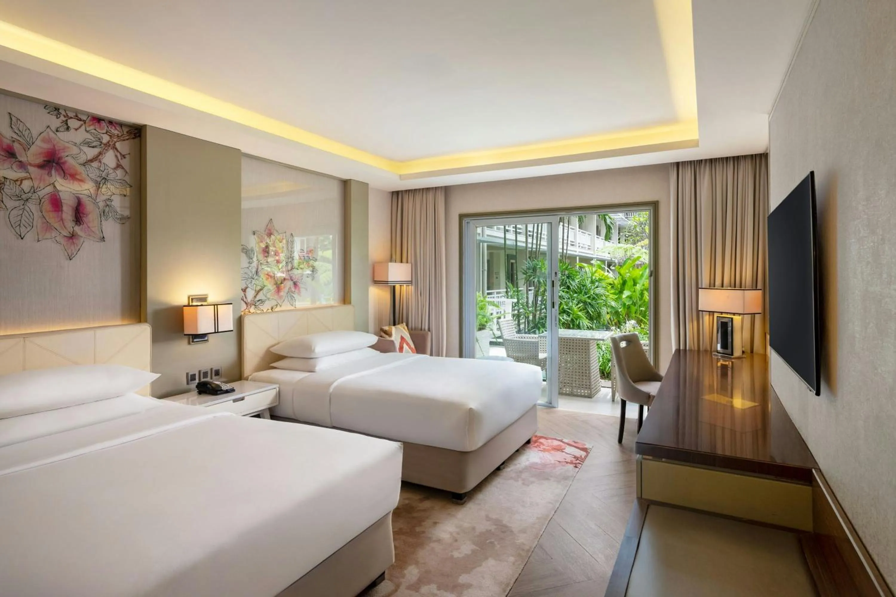 Swimming pool, Bed in Sheraton Bandung Hotel & Towers