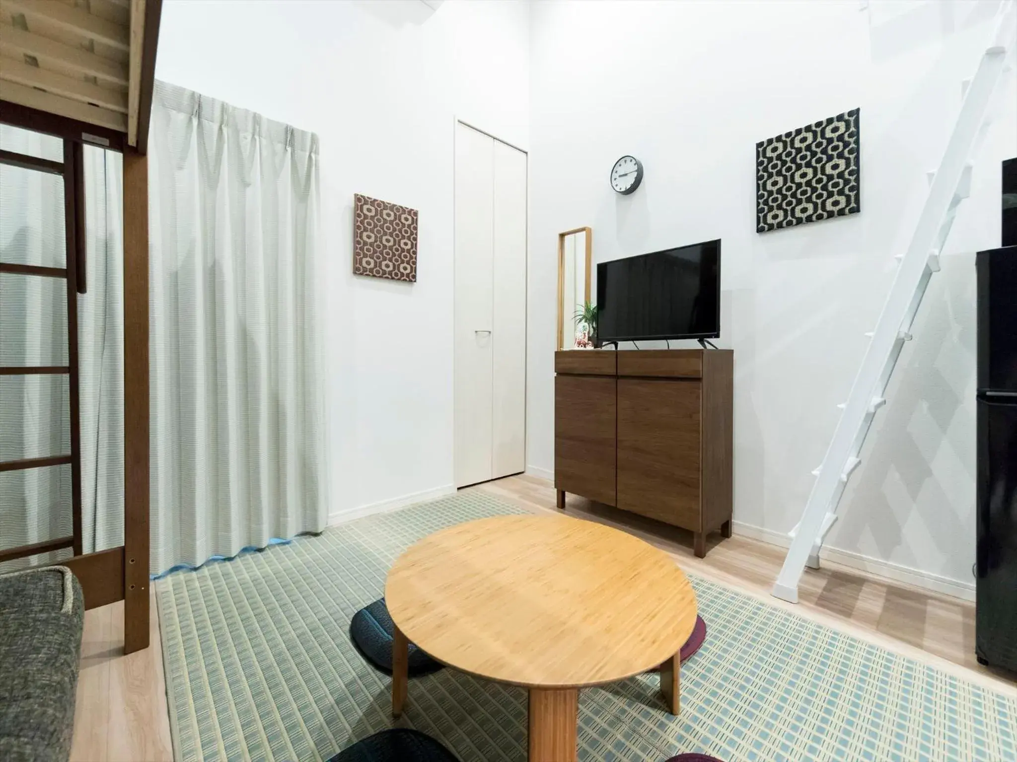 TV and multimedia in TRIP POD SUMIYOSHI C TV and multimedia in TRIP POD SUMIYOSHI C