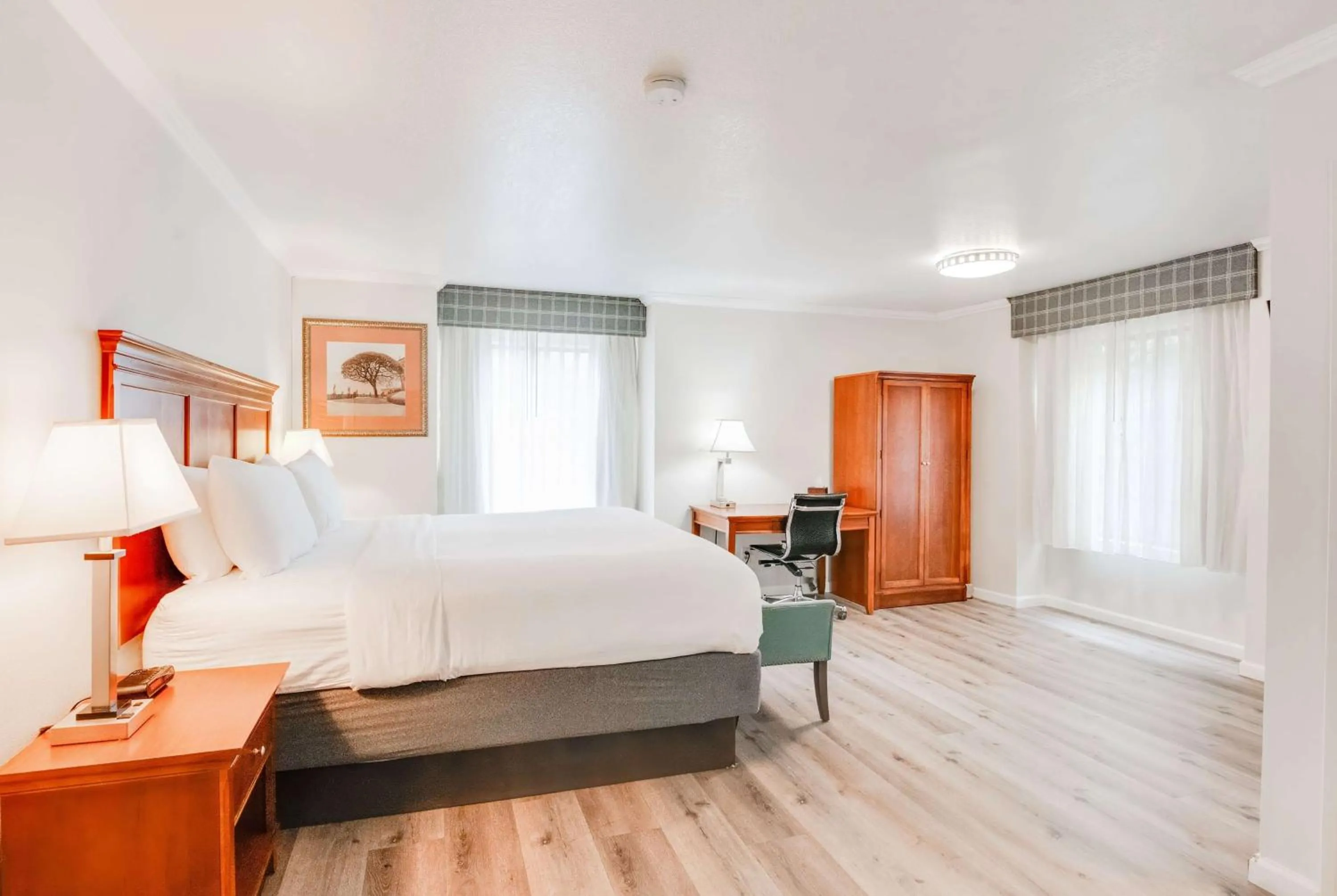 Photo of the whole room, Bed in Ramada by Wyndham Mountain View