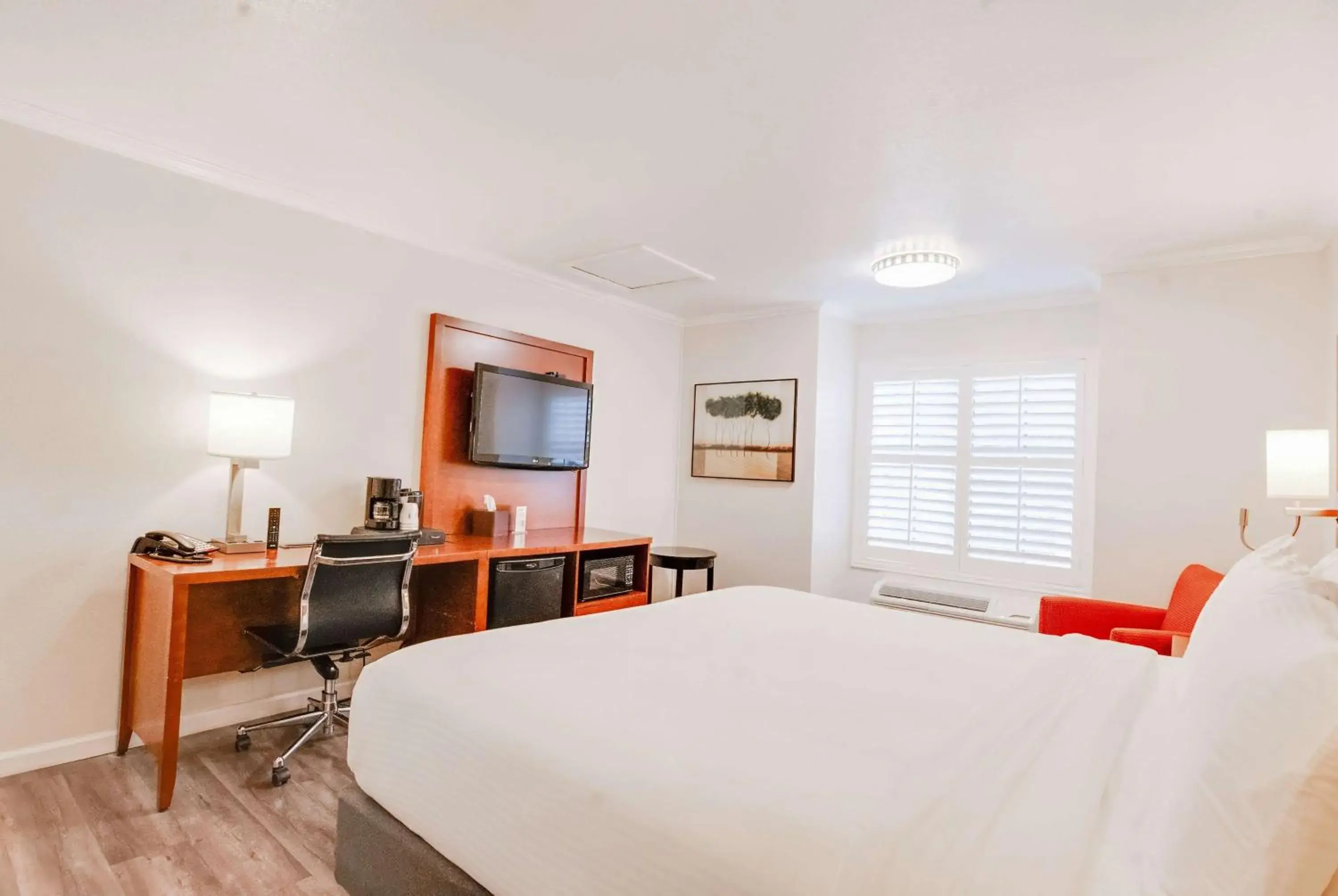 Photo of the whole room, Bed in Ramada by Wyndham Mountain View Photo of the whole room, Bed in Ramada by Wyndham Mountain View