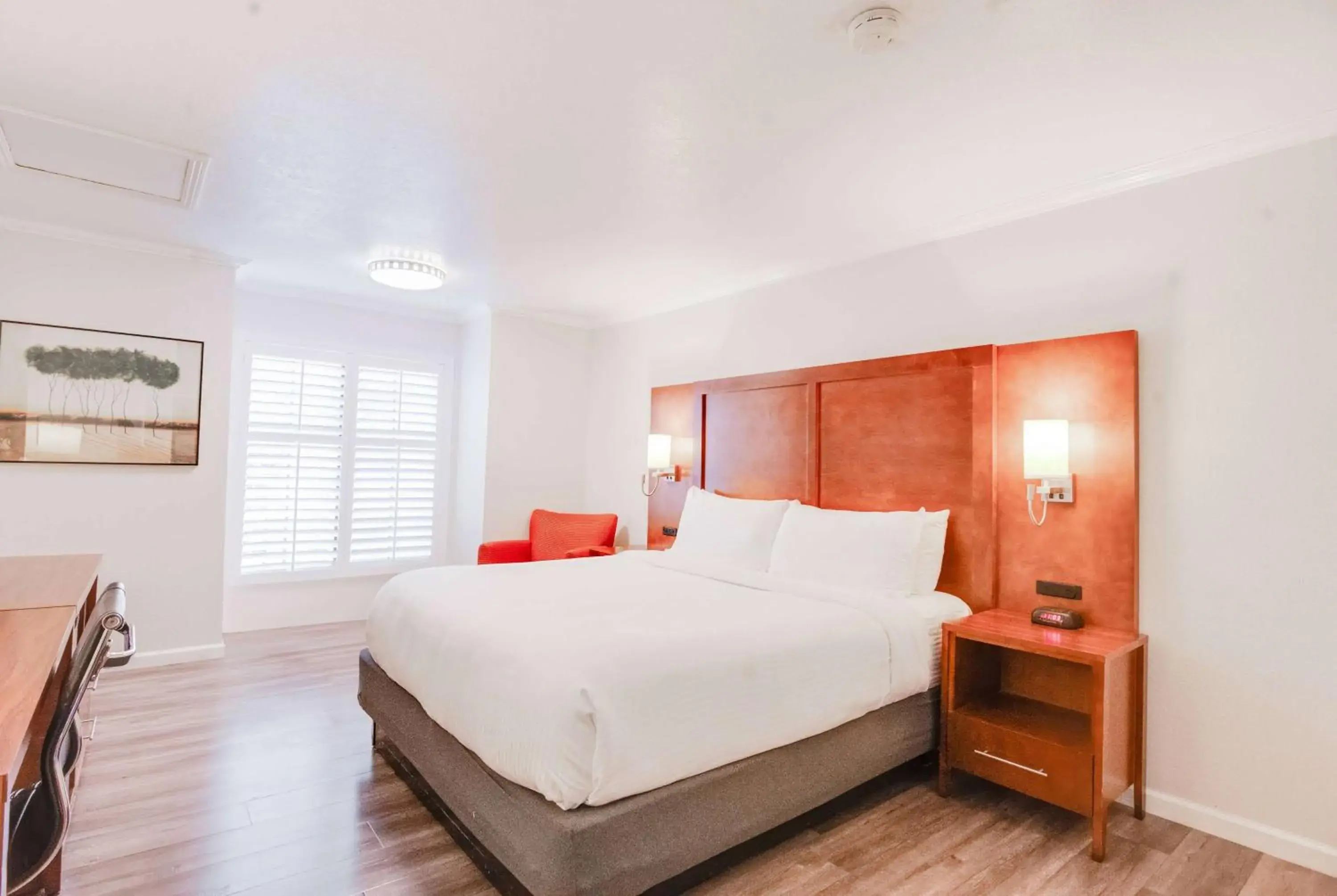 Photo of the whole room, Bed in Ramada by Wyndham Mountain View Photo of the whole room, Bed in Ramada by Wyndham Mountain View