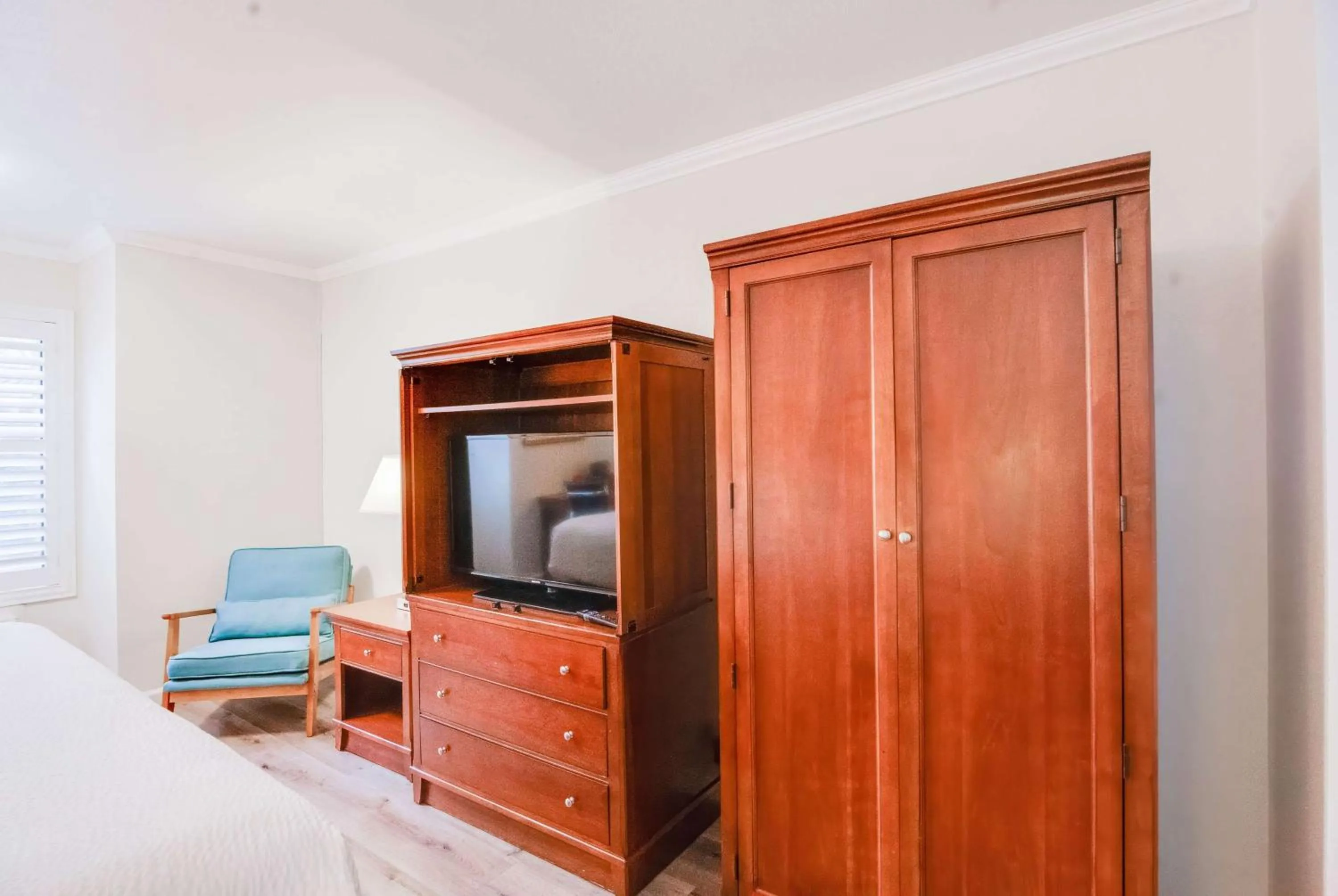 Photo of the whole room, Bed in Ramada by Wyndham Mountain View