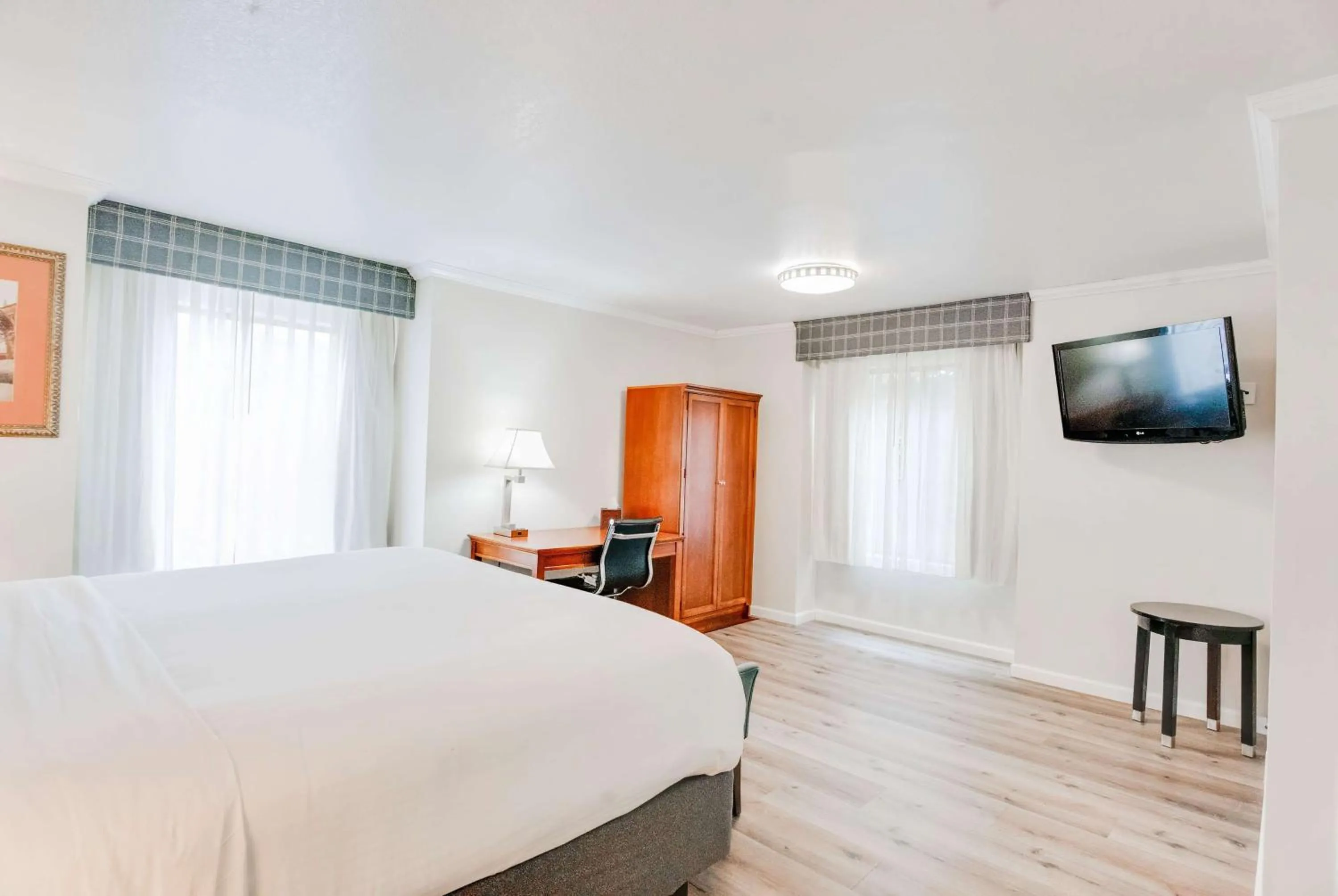 Photo of the whole room, Bed in Ramada by Wyndham Mountain View