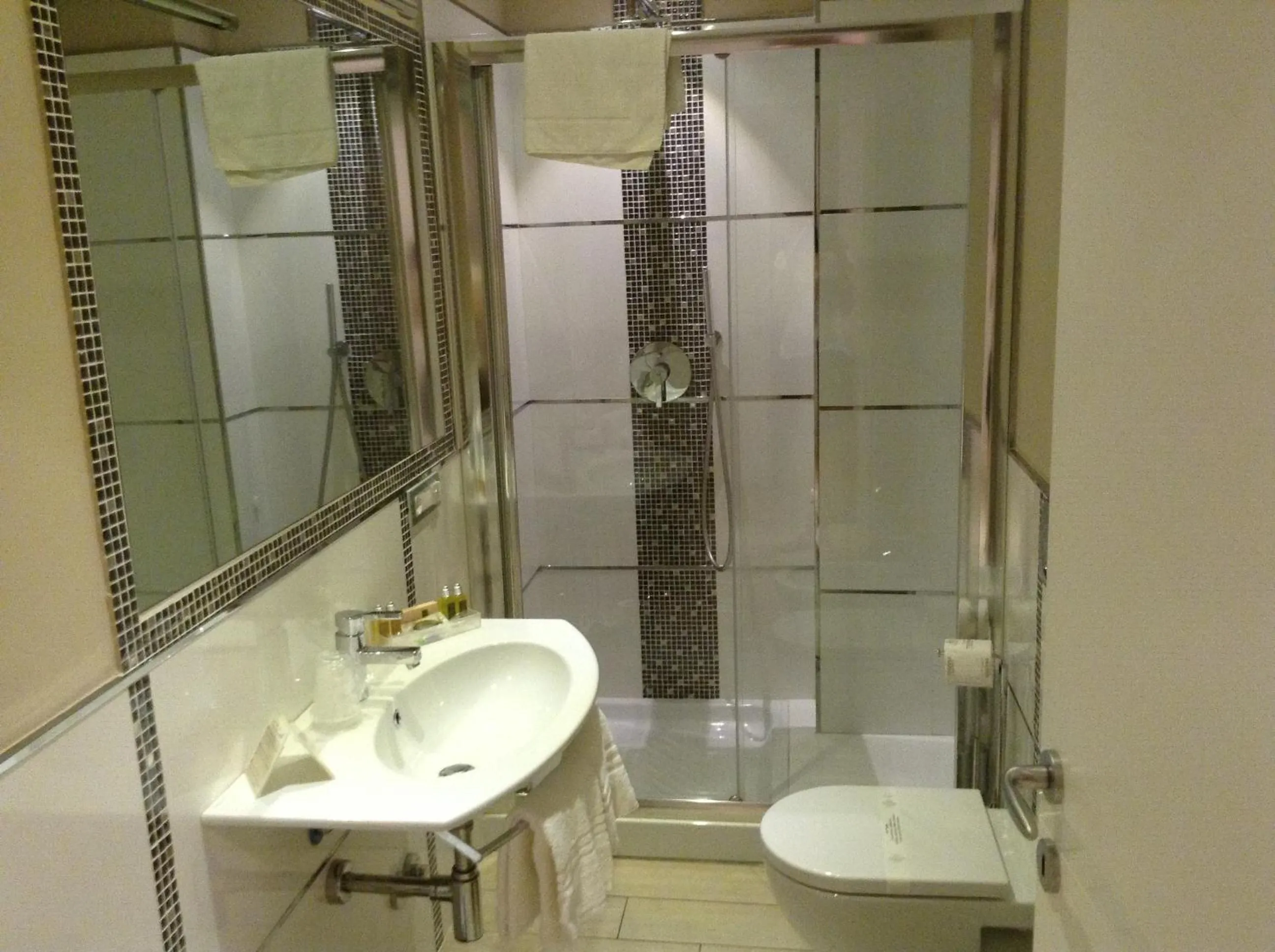 Shower in Hotel C'era Una Volta