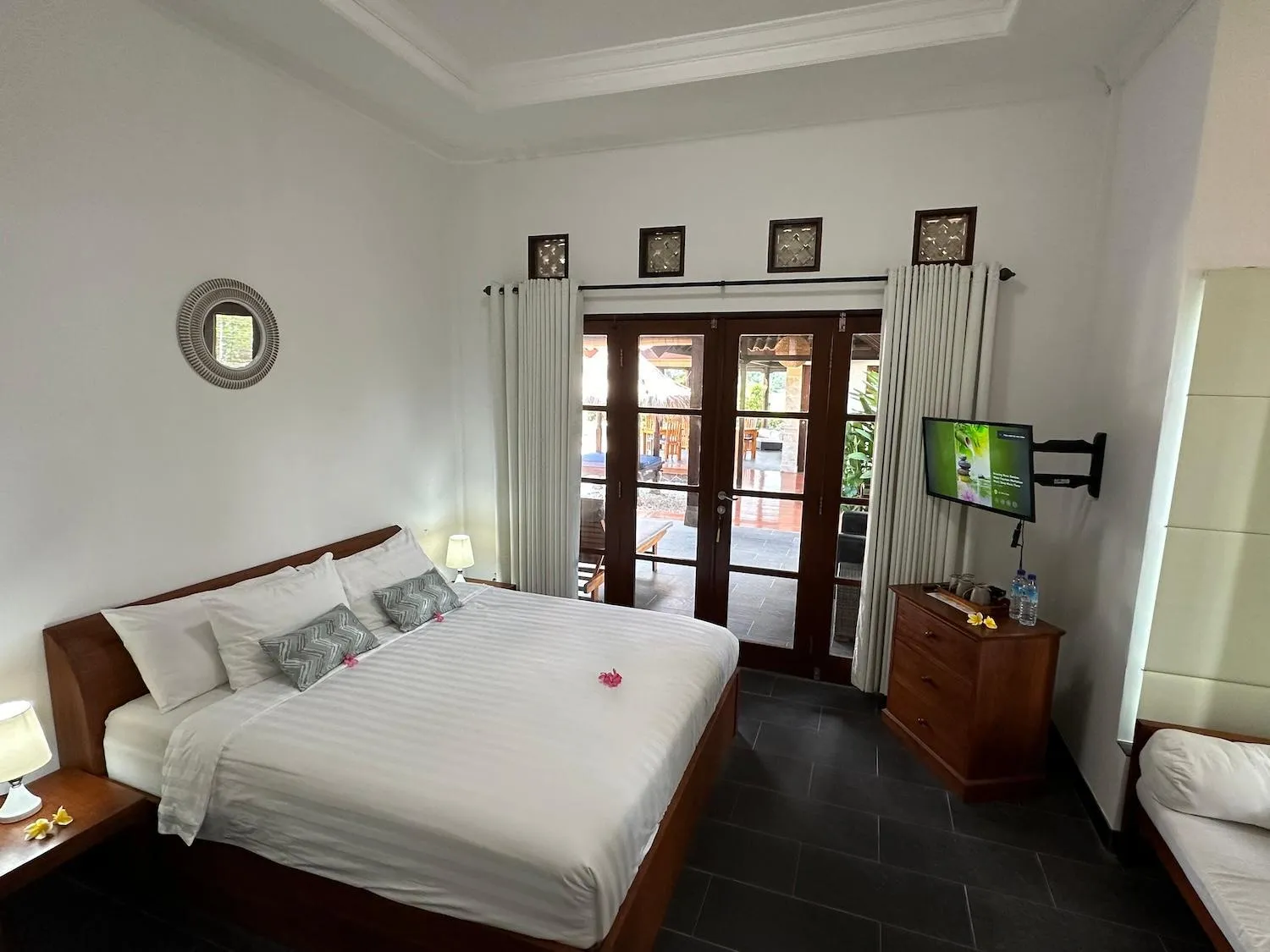 Bed in Bale Solah Lombok Holiday Resort