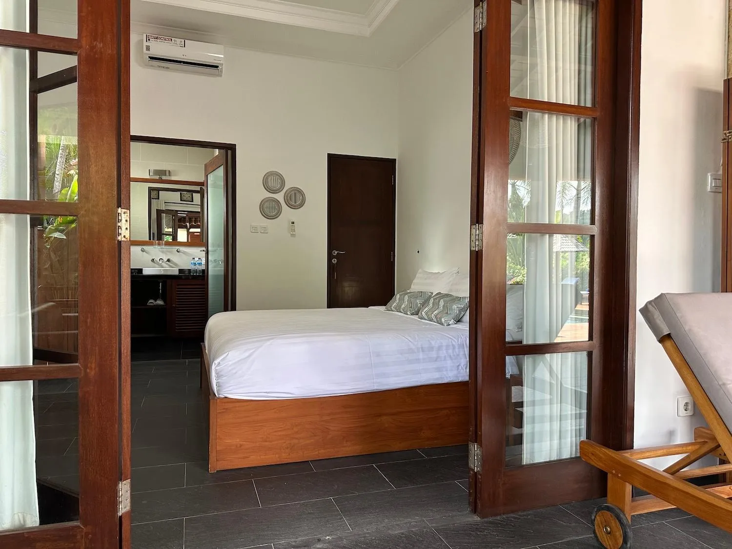 Bed in Bale Solah Lombok Holiday Resort