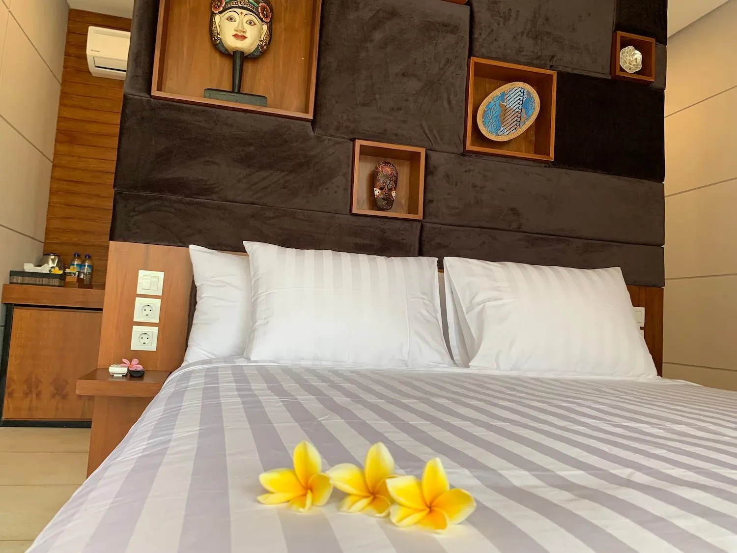 Bed in Bale Solah Lombok Holiday Resort