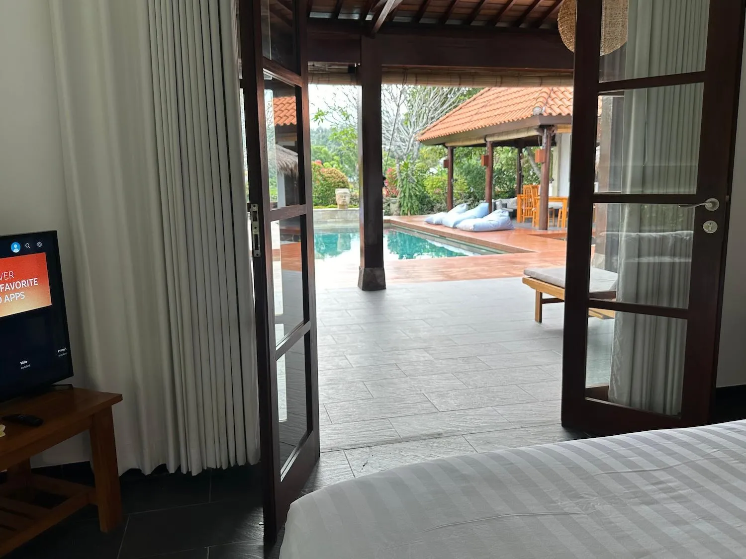 Bed in Bale Solah Lombok Holiday Resort