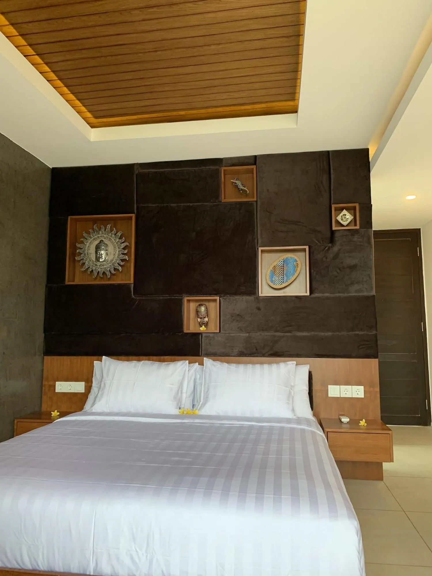 Bed in Bale Solah Lombok Holiday Resort
