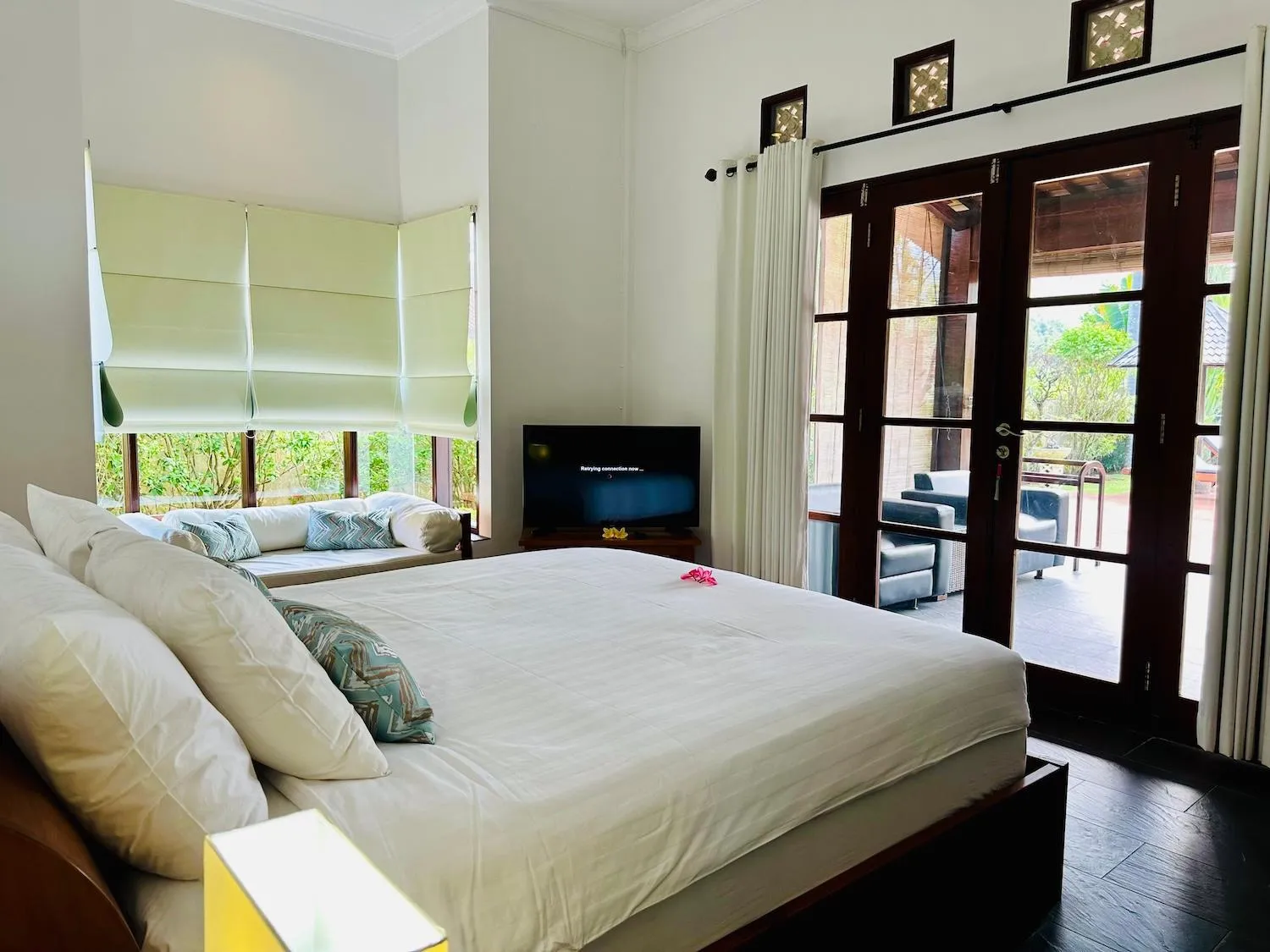Bed in Bale Solah Lombok Holiday Resort