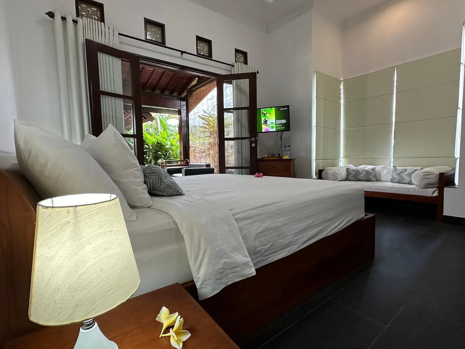 Bed in Bale Solah Lombok Holiday Resort