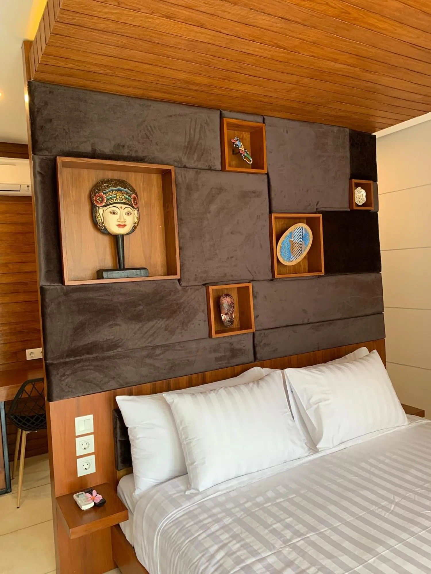 Bed in Bale Solah Lombok Holiday Resort