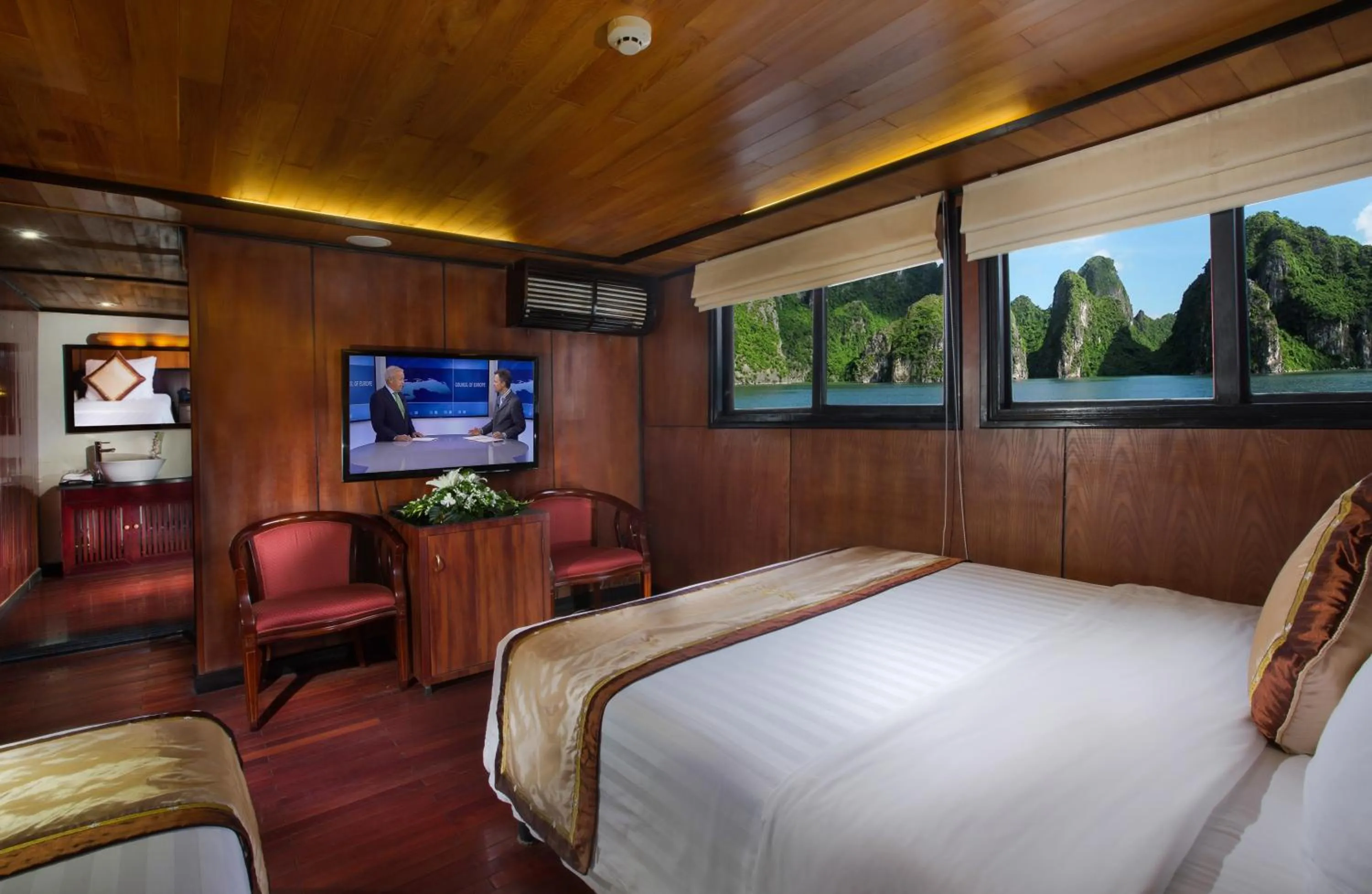 Photo of the whole room, Bed in Syrena Cruises