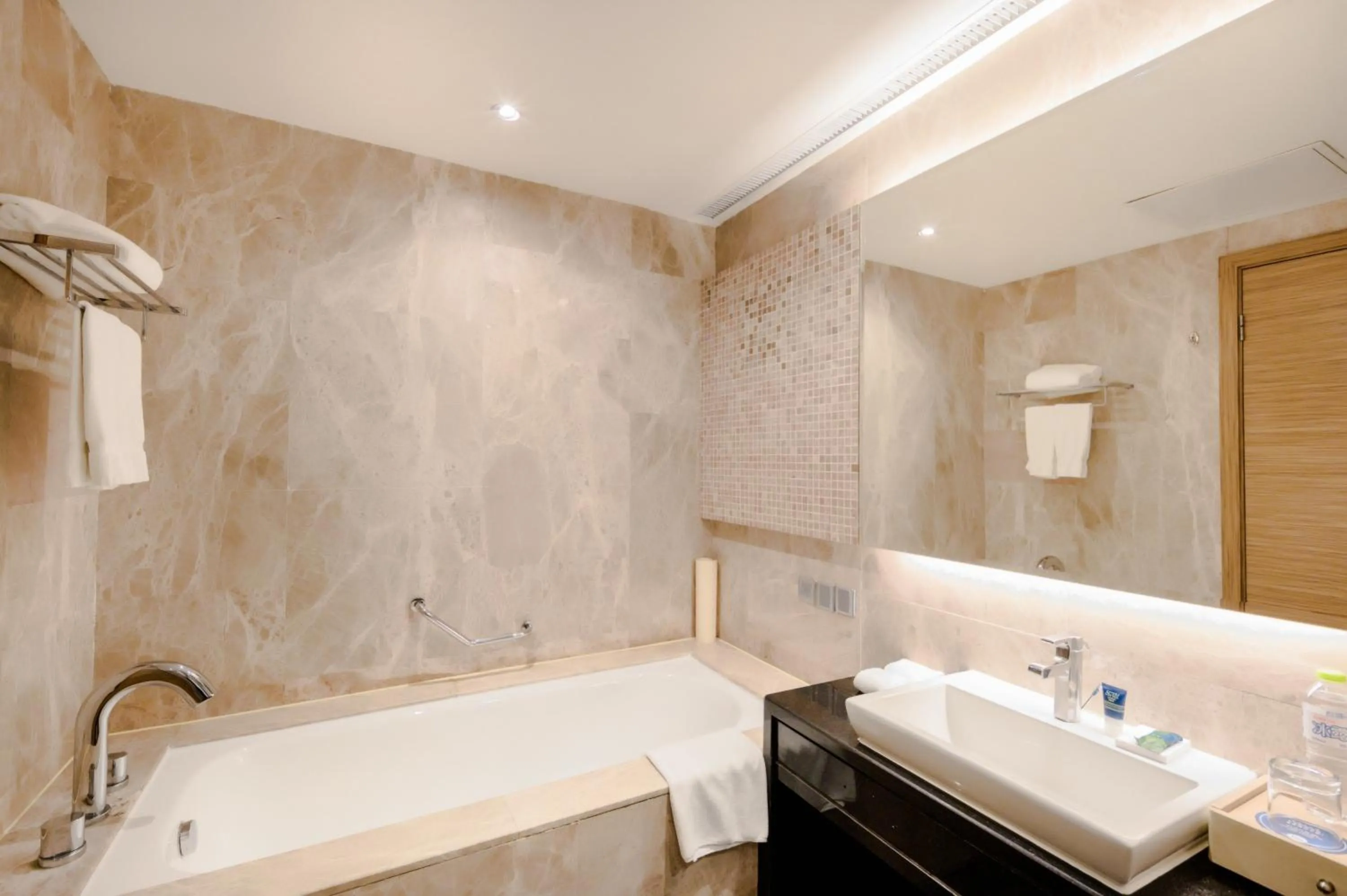 Bathroom in Four Points by Sheraton Qingdao, Chengyang
