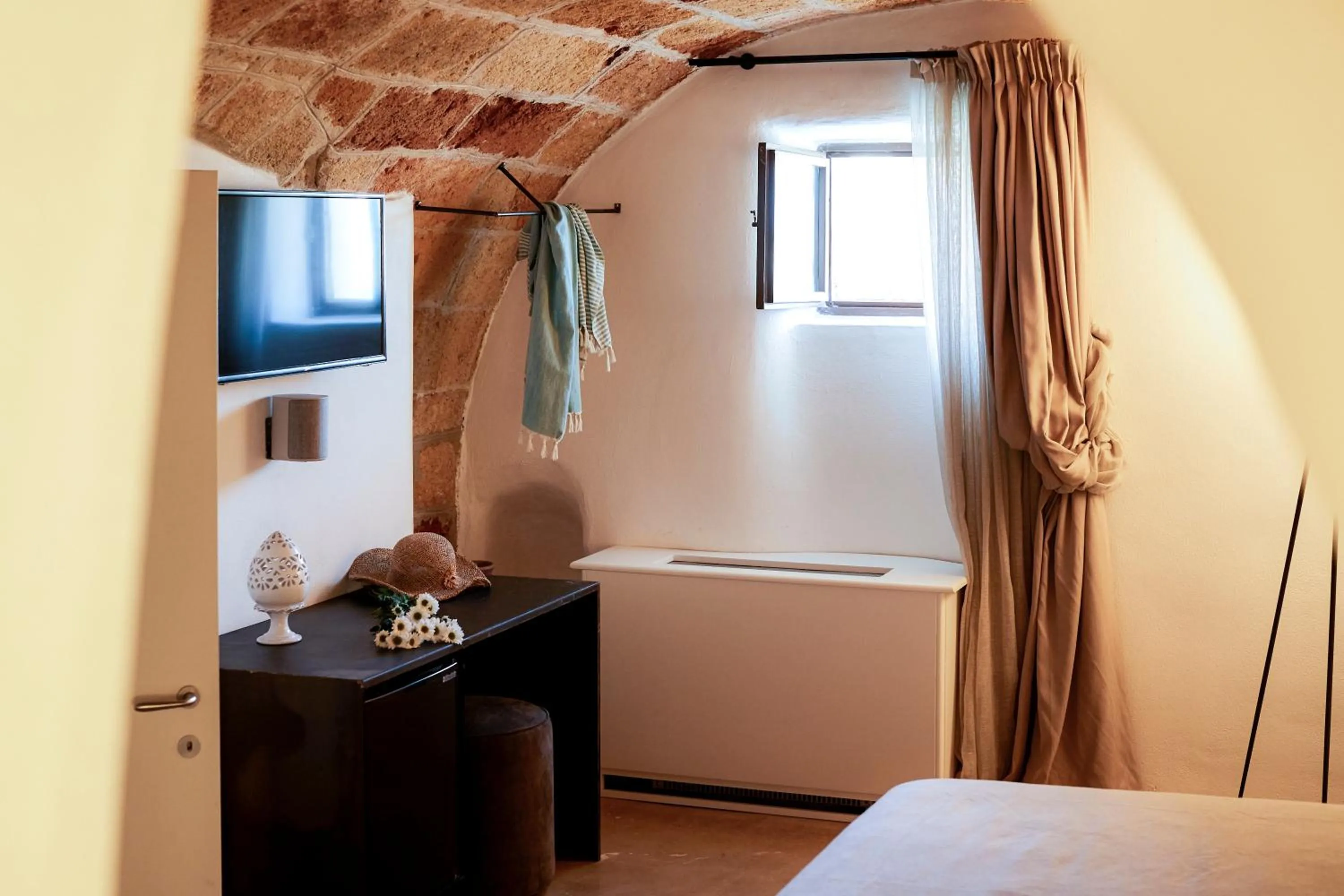 Photo of the whole room, Bed in Aquamarea