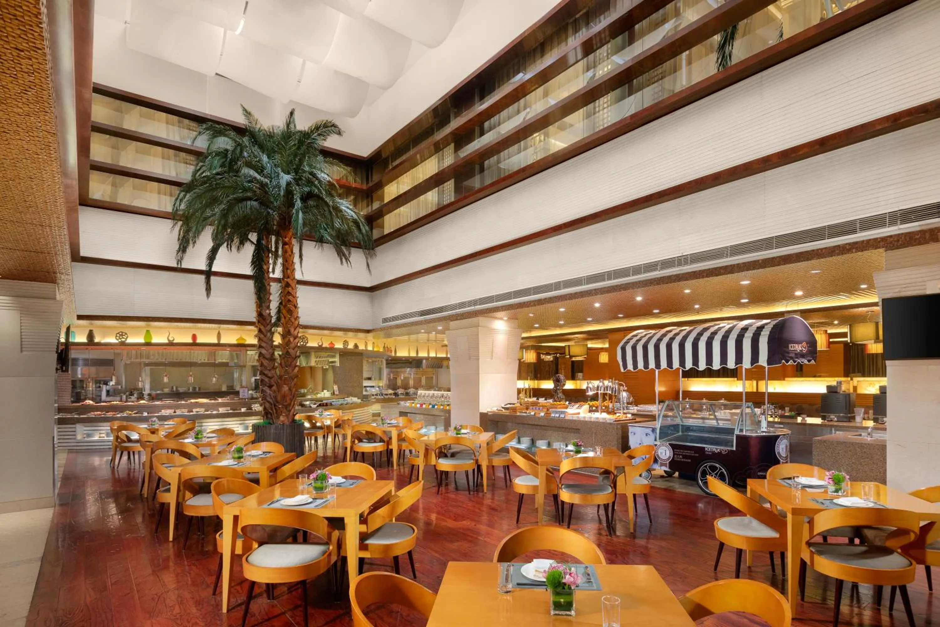 Restaurant/places to eat in Crowne Plaza Tianjin Binhai Center by IHG