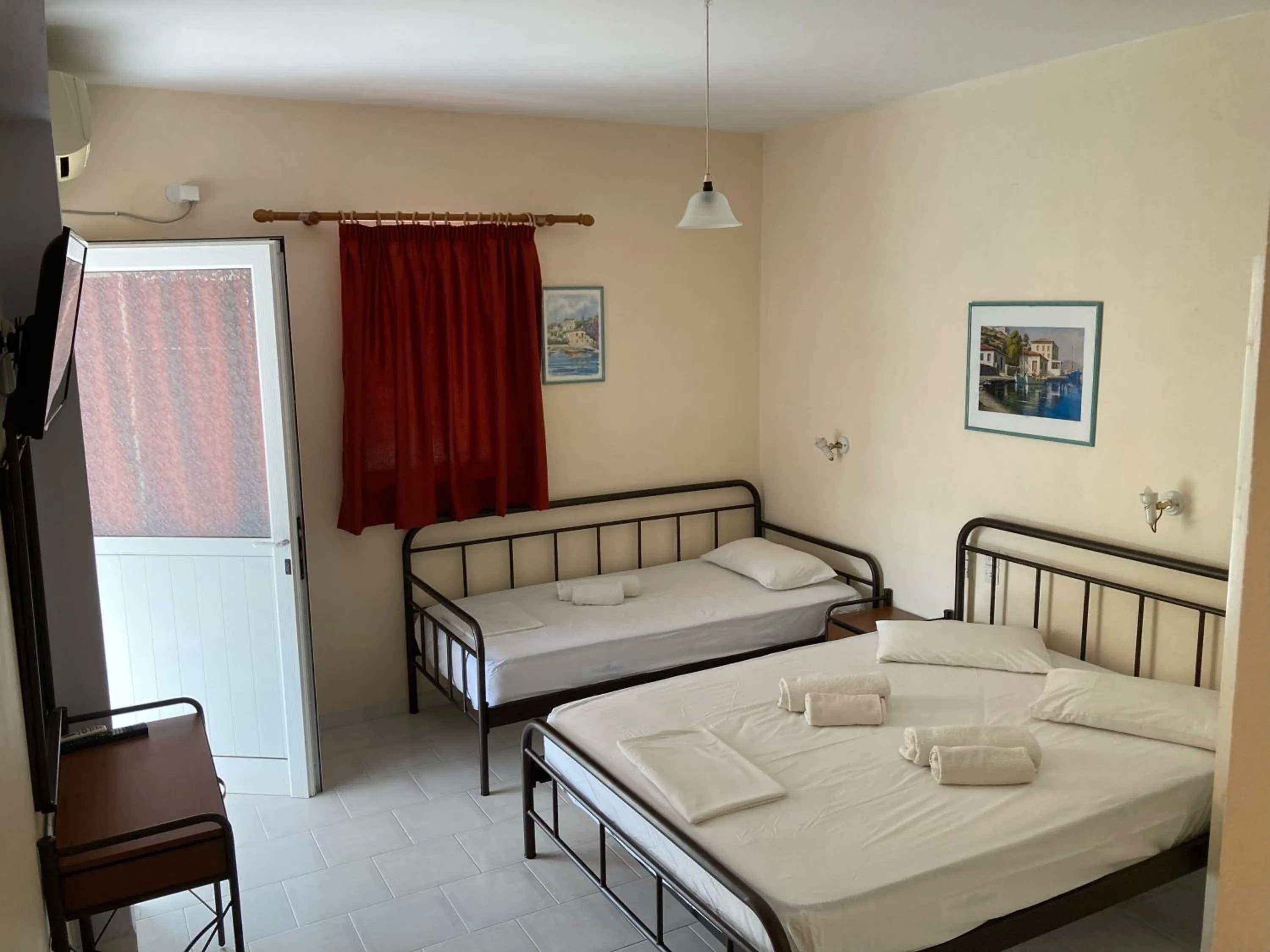 Photo of the whole room, Bed in Polyxenis Rooms