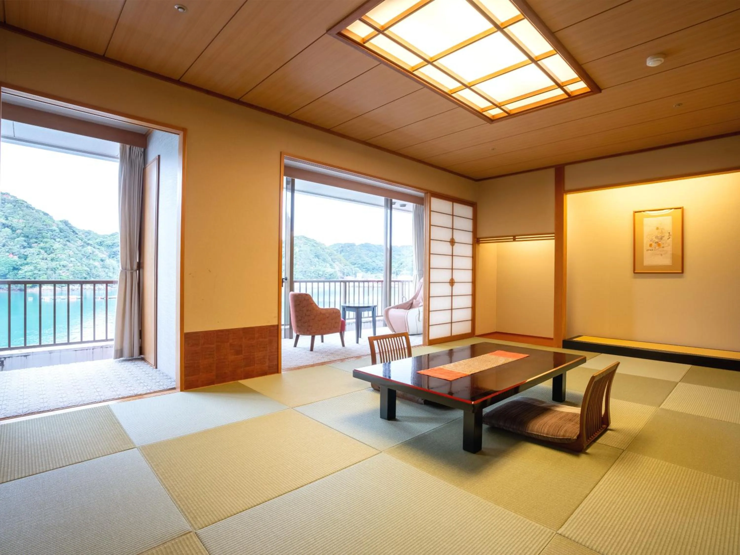 Photo of the whole room in Kumano-bettei Nakanoshima