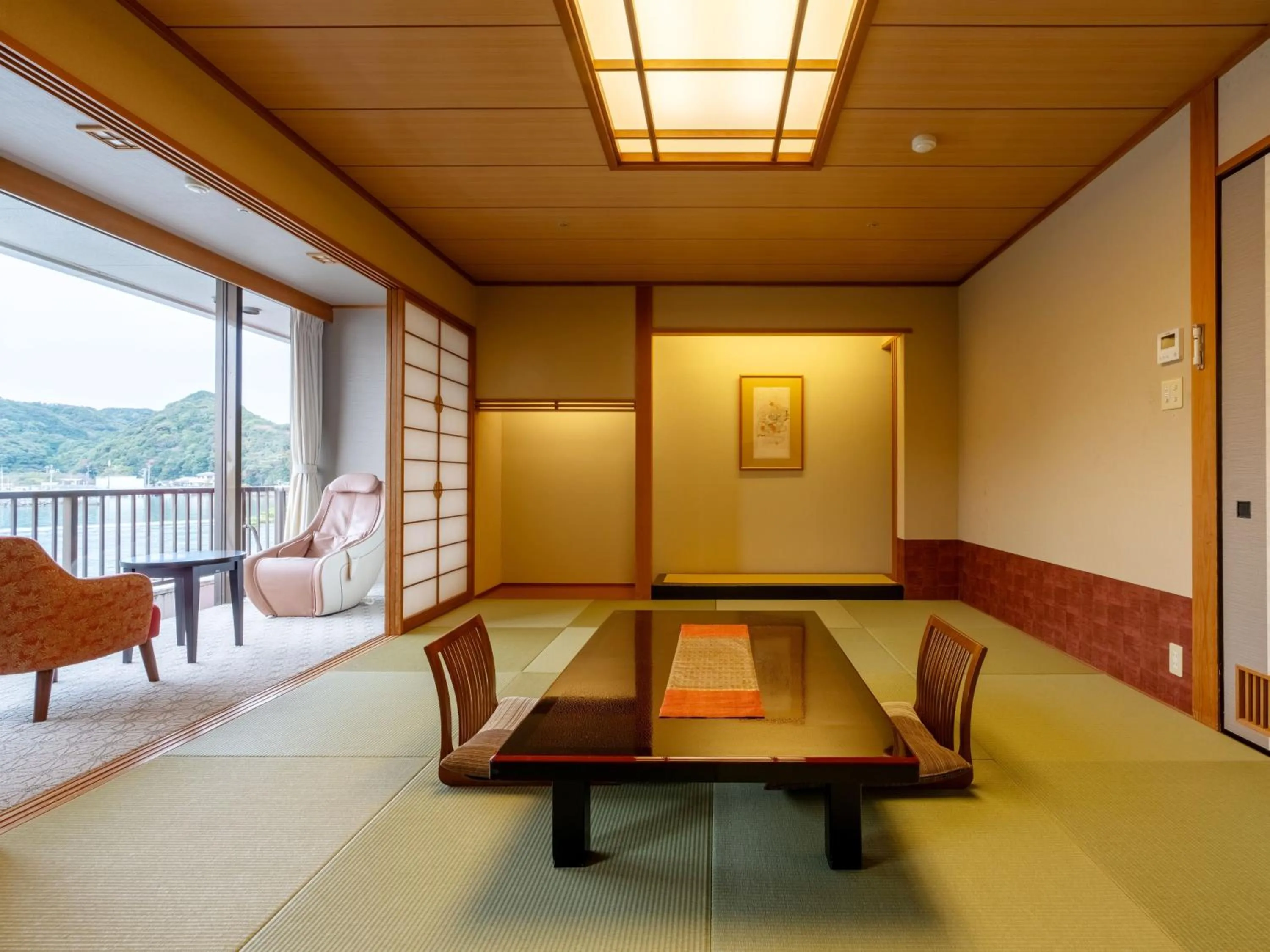 Photo of the whole room in Kumano-bettei Nakanoshima