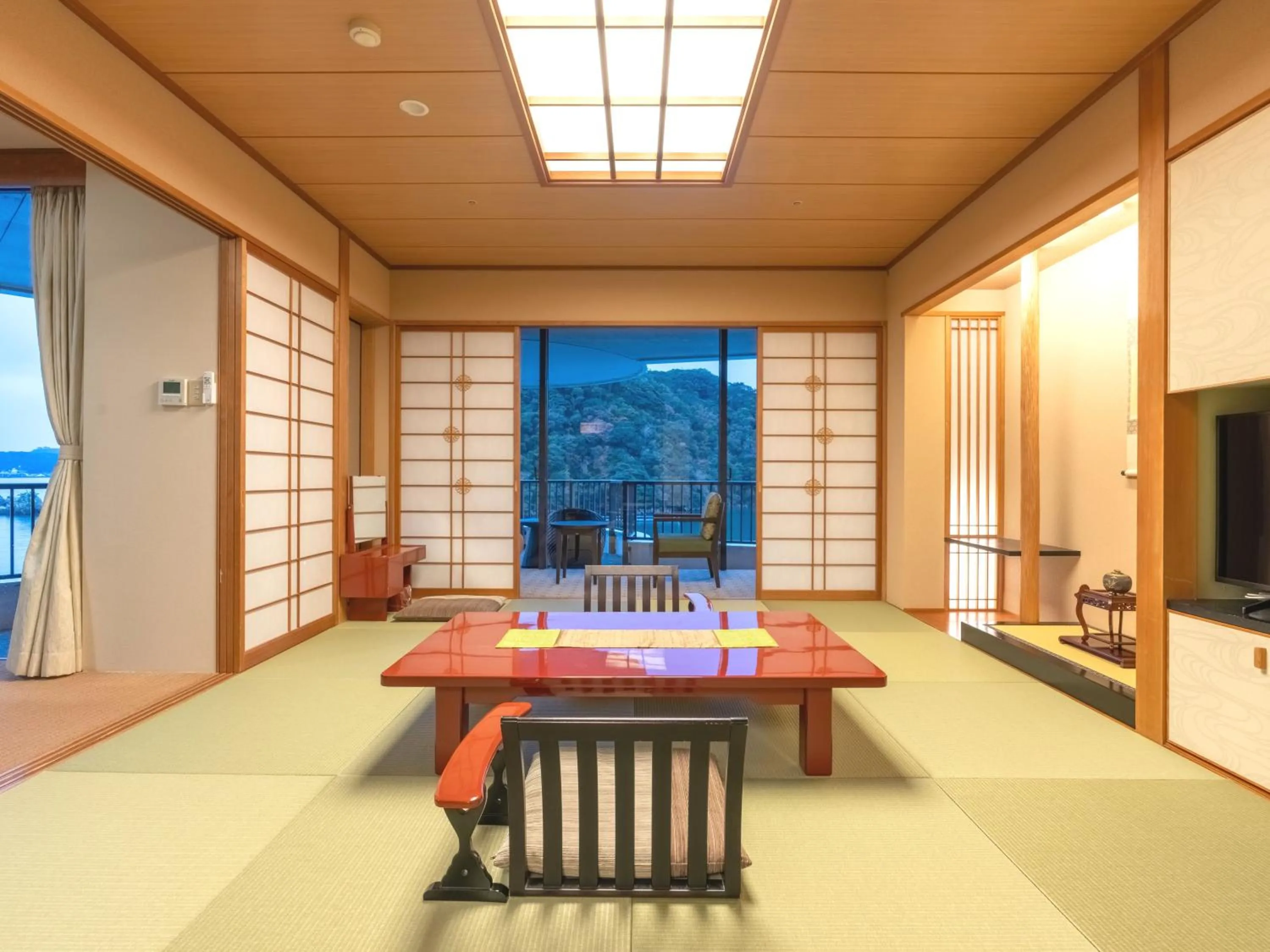 Photo of the whole room in Kumano-bettei Nakanoshima