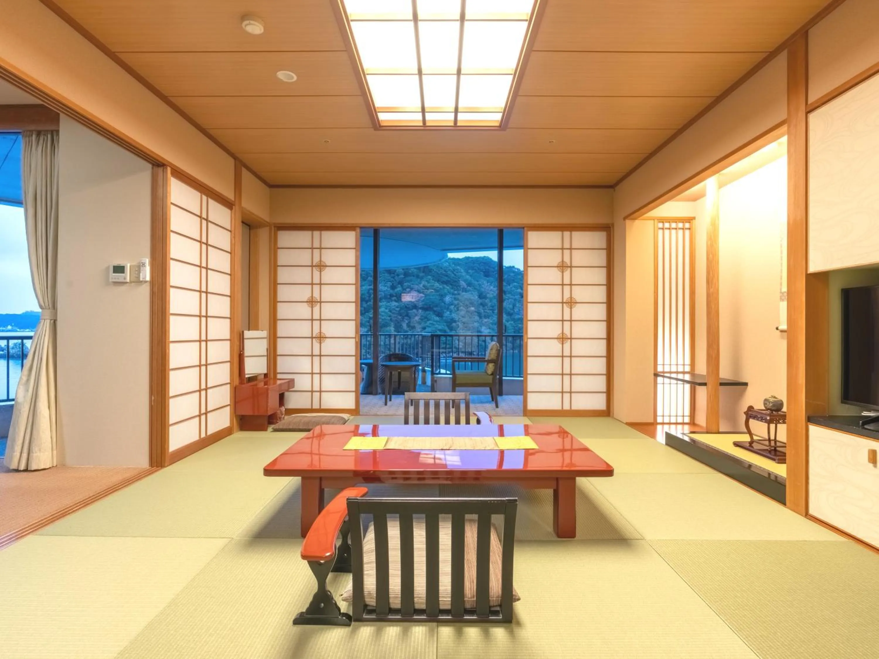 Photo of the whole room in Kumano-bettei Nakanoshima