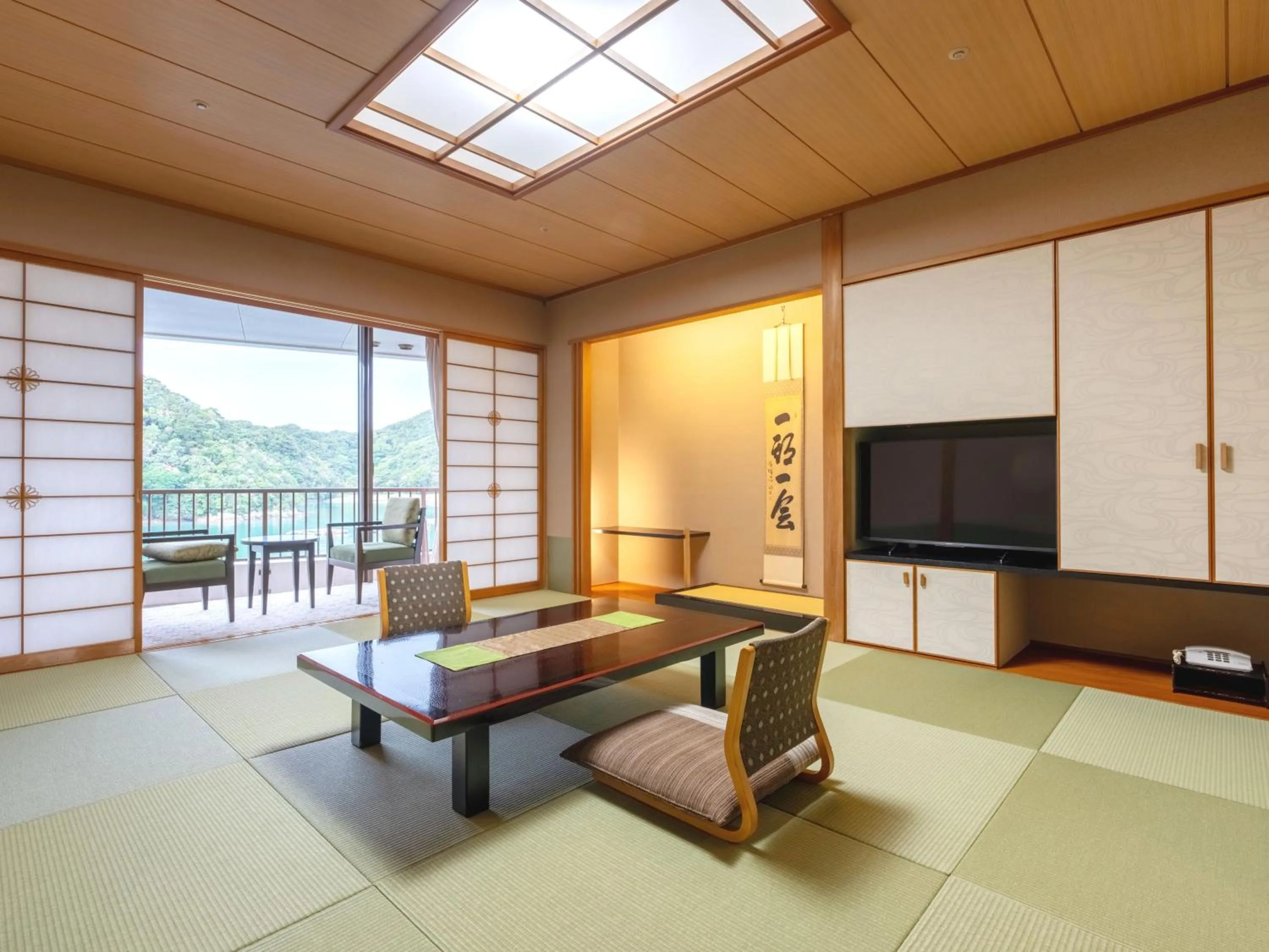 Photo of the whole room in Kumano-bettei Nakanoshima