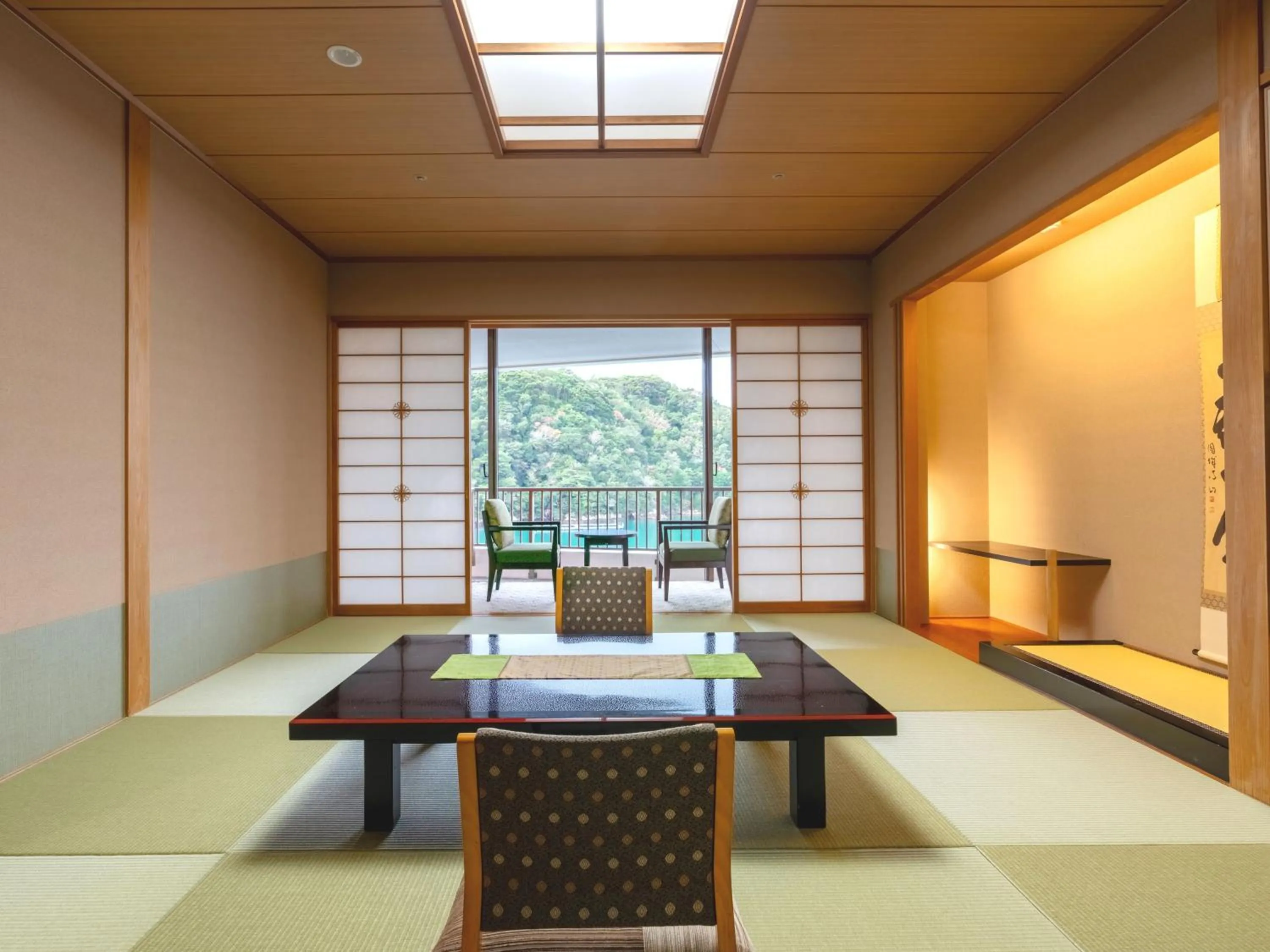 Photo of the whole room in Kumano-bettei Nakanoshima
