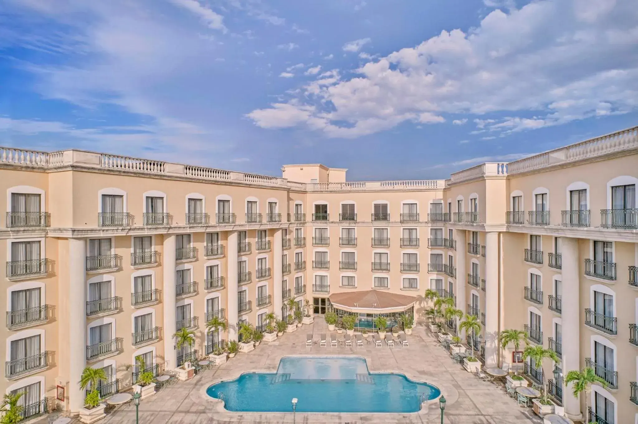 Swimming pool in Fiesta Americana Merida Swimming pool in Fiesta Americana Merida