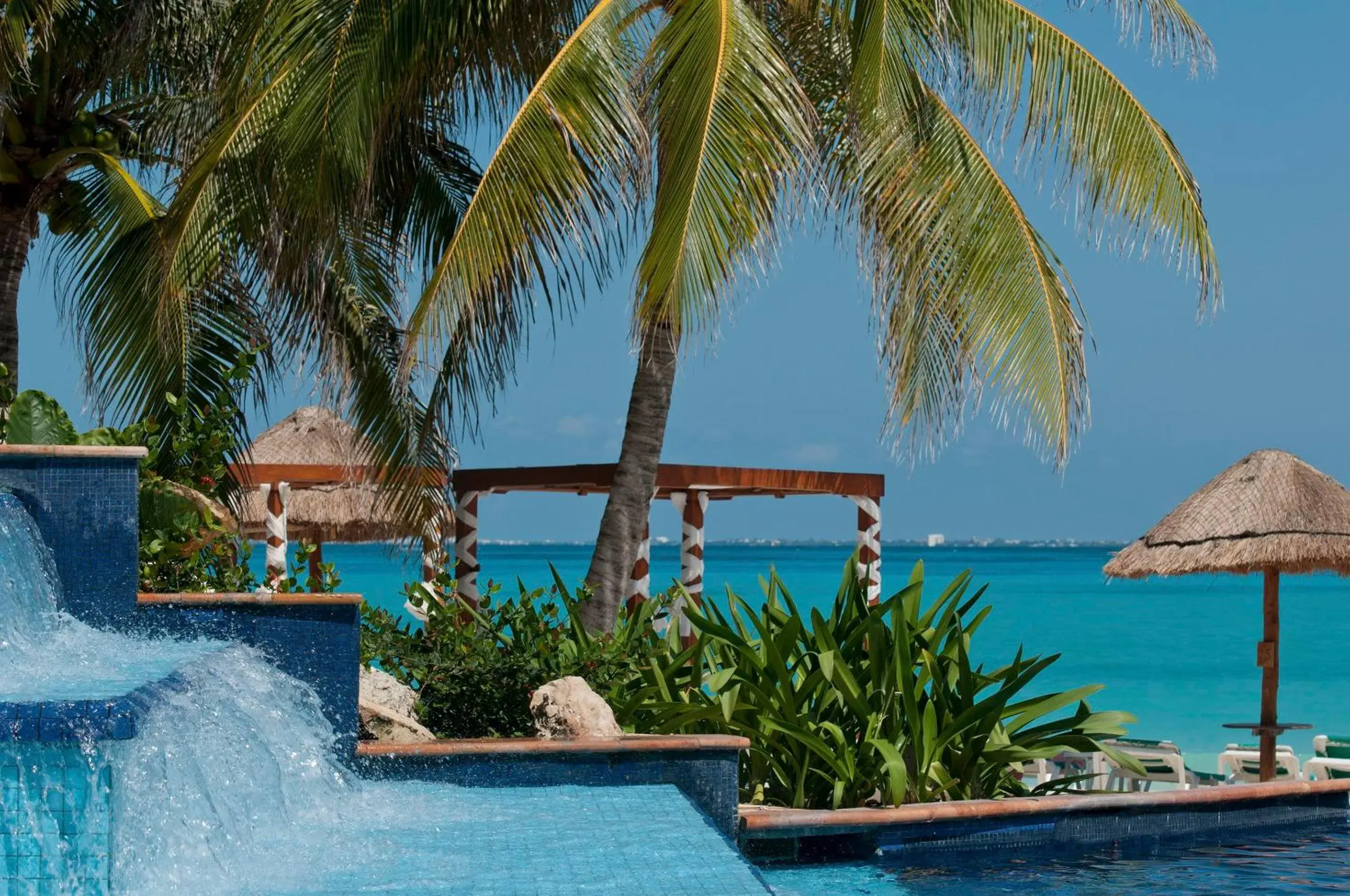 Swimming pool in Grand Fiesta Americana Coral Beach Cancun - All Inclusive Swimming pool in Grand Fiesta Americana Coral Beach Cancun - All Inclusive