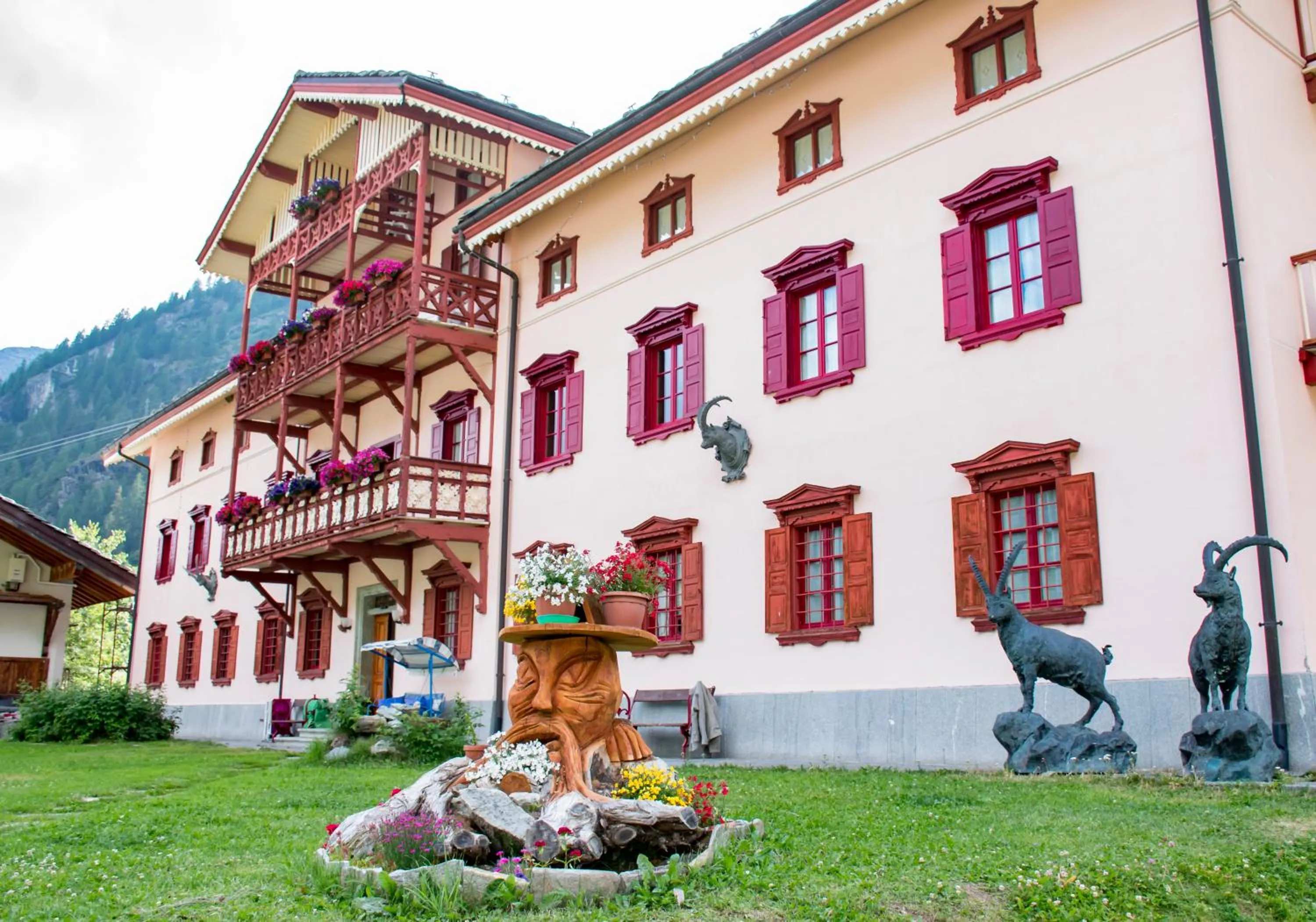 Property building in Hotel La Villa della Regina