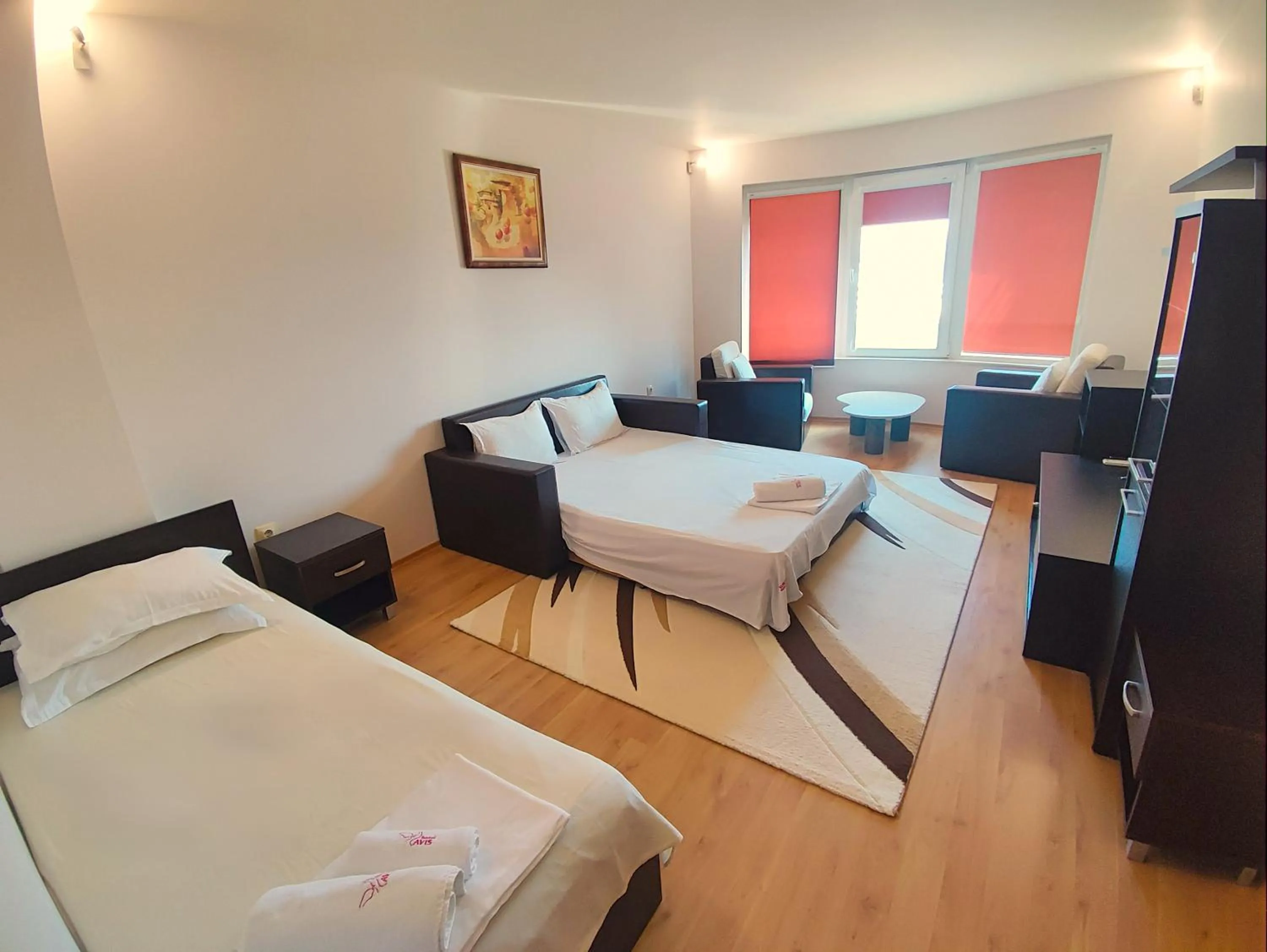 Communal lounge/ TV room, Bed in Hotel Avis