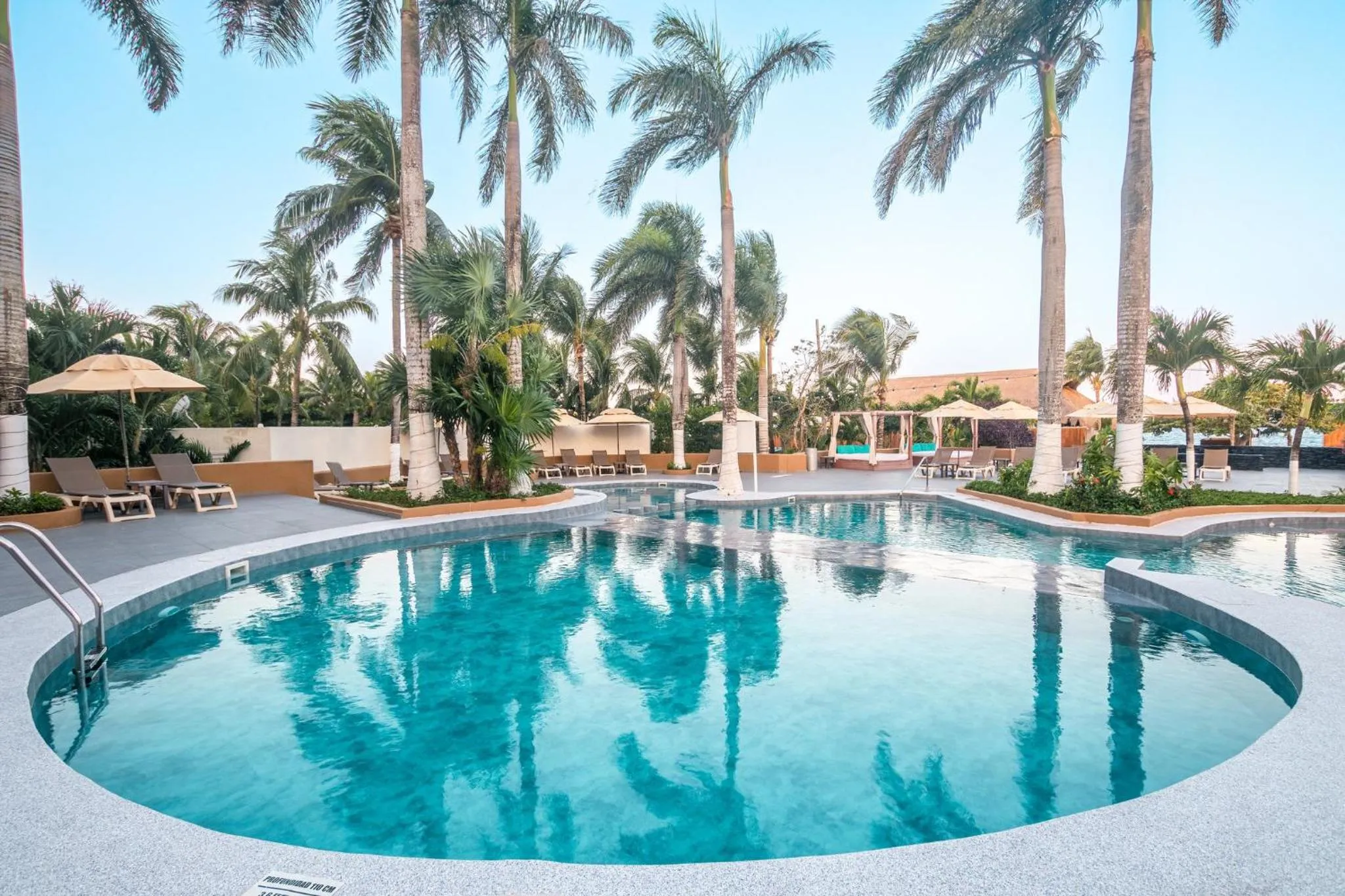 Swimming pool in Fiesta Americana Cozumel All Inclusive