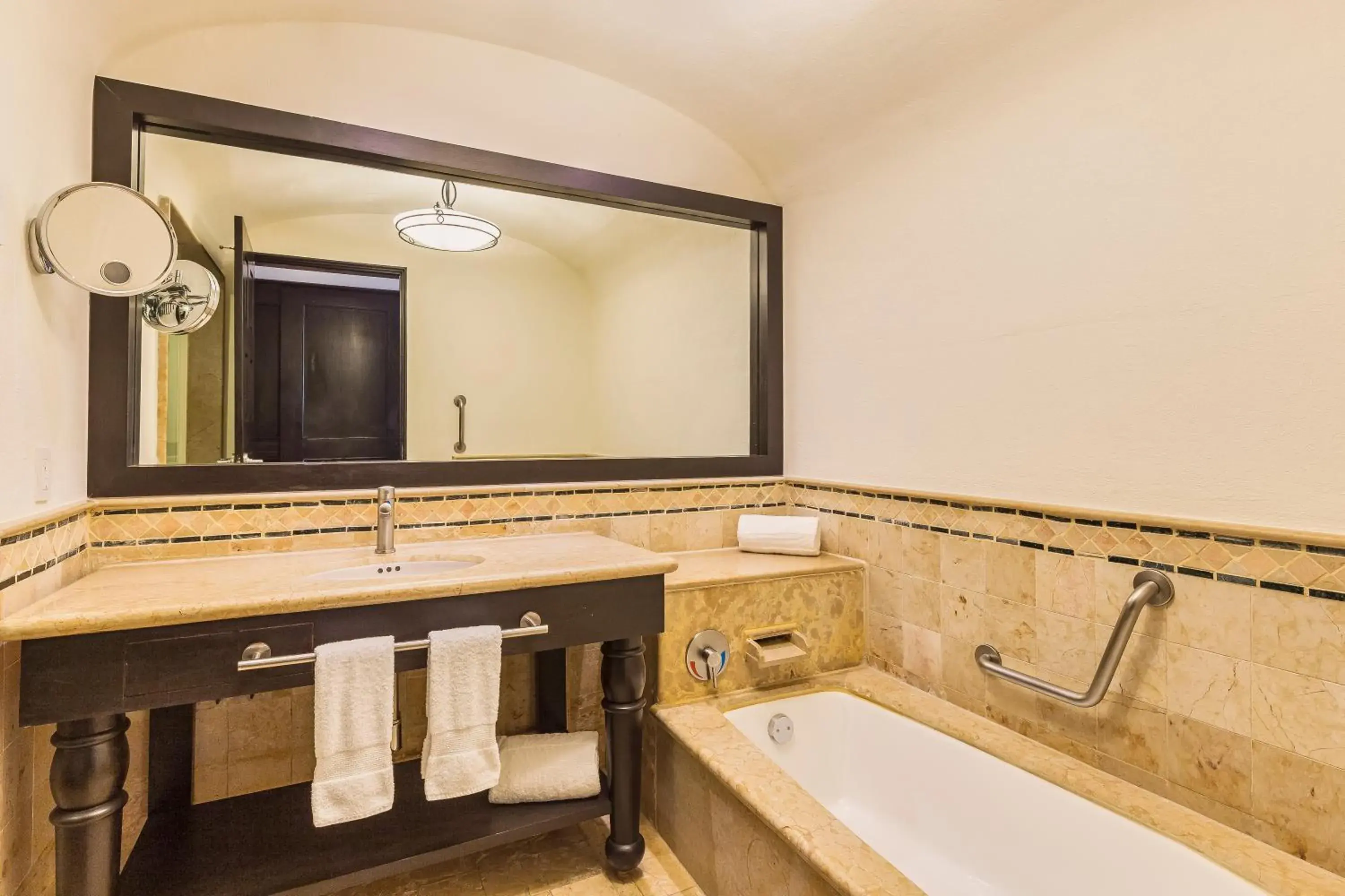 Grand Club King - single occupancy in Grand Fiesta Americana Los Cabos All Inclusive Golf & Spa Grand Club King - single occupancy in Grand Fiesta Americana Los Cabos All Inclusive Golf & Spa