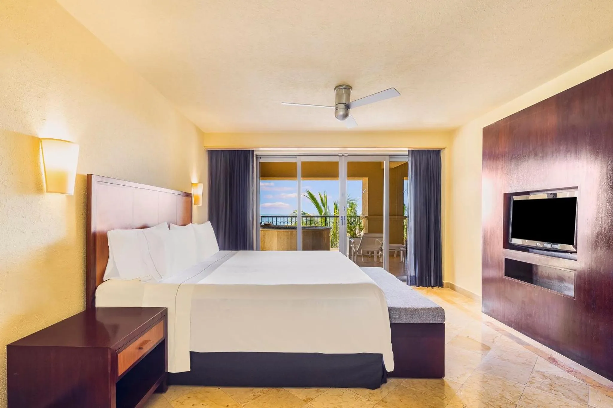 Photo of the whole room, Bed in Grand Fiesta Americana Los Cabos All Inclusive Golf & Spa