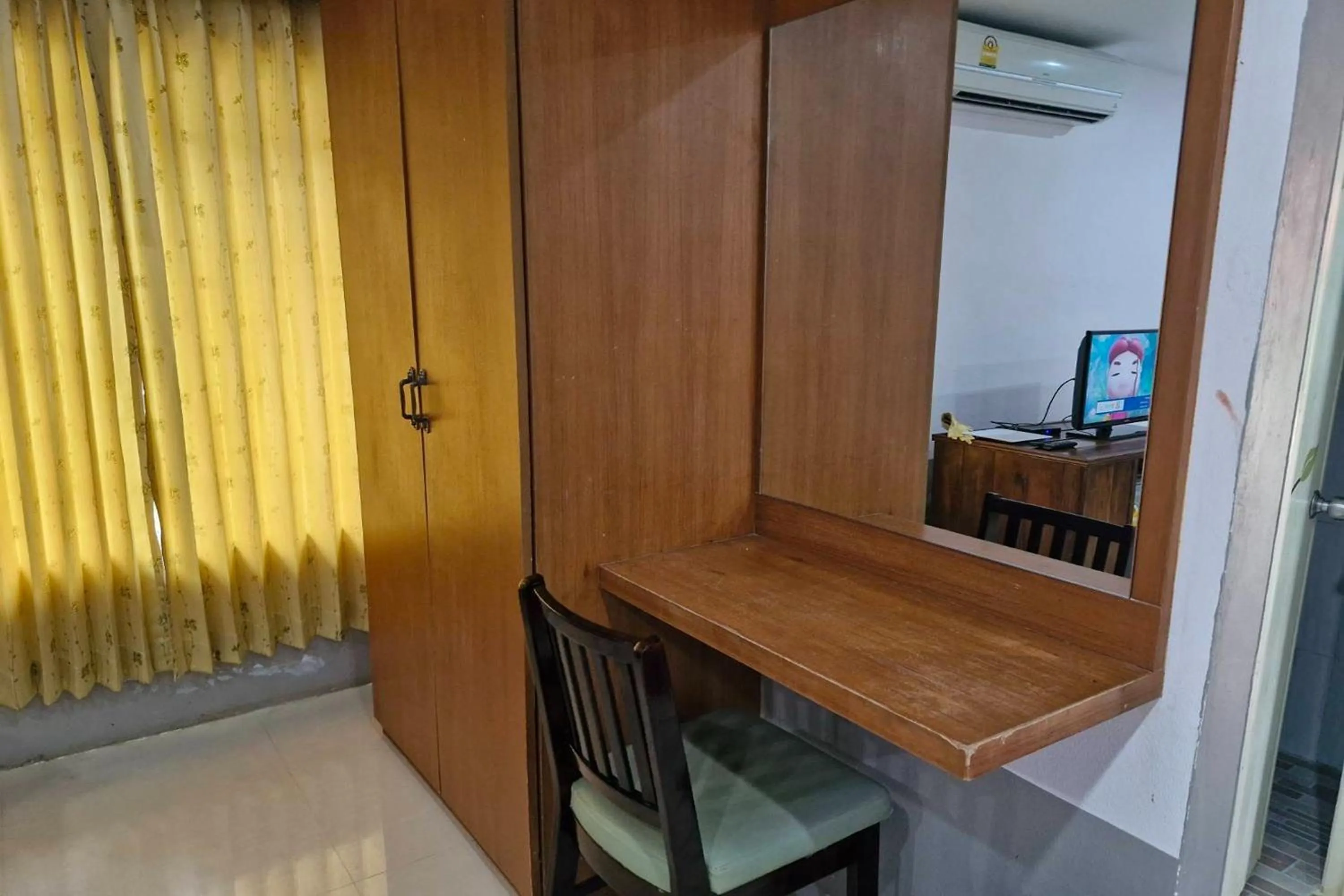 wardrobe in Tontarn Resort and Spa