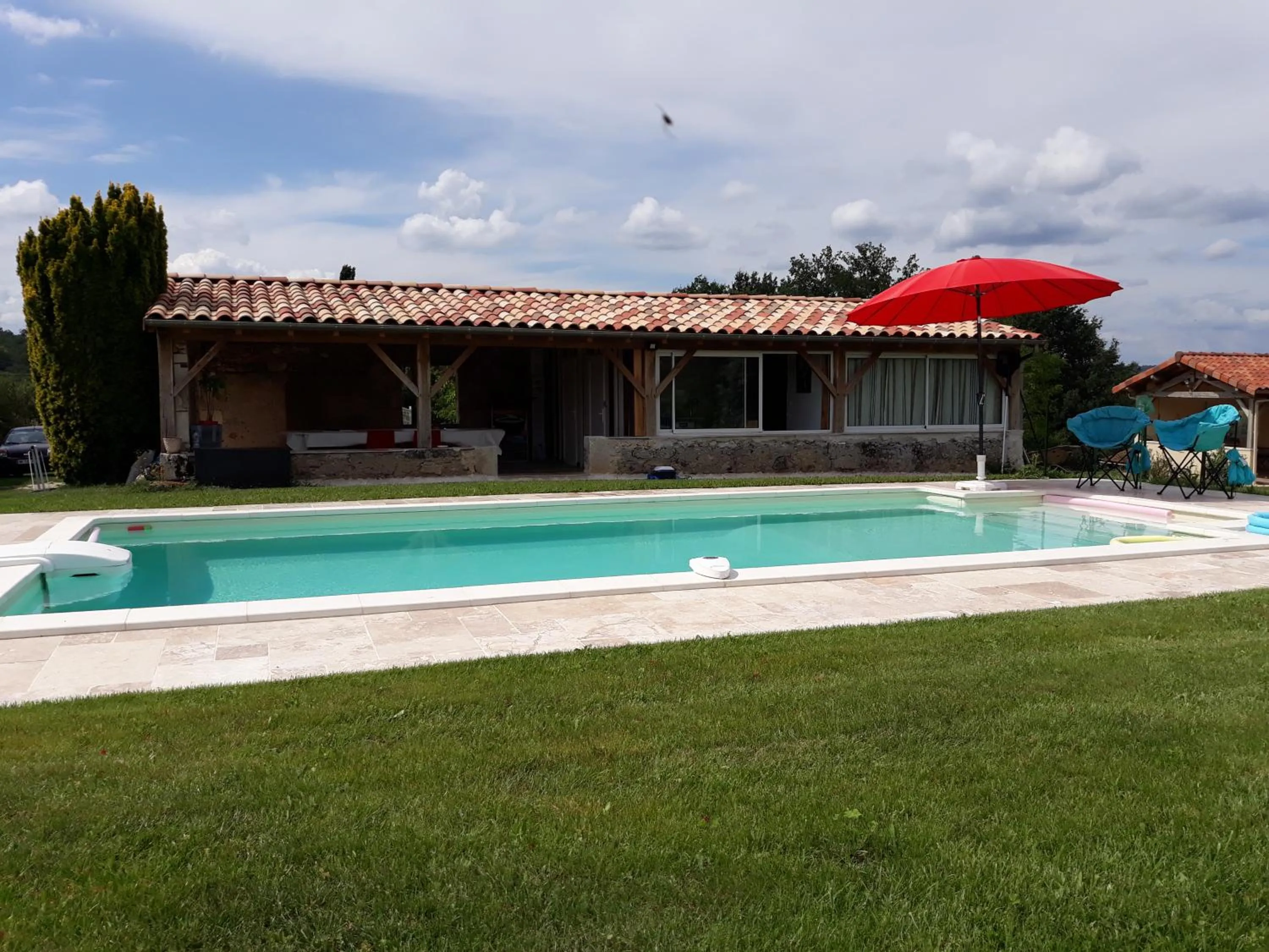 Swimming pool in La Girafe Bleue