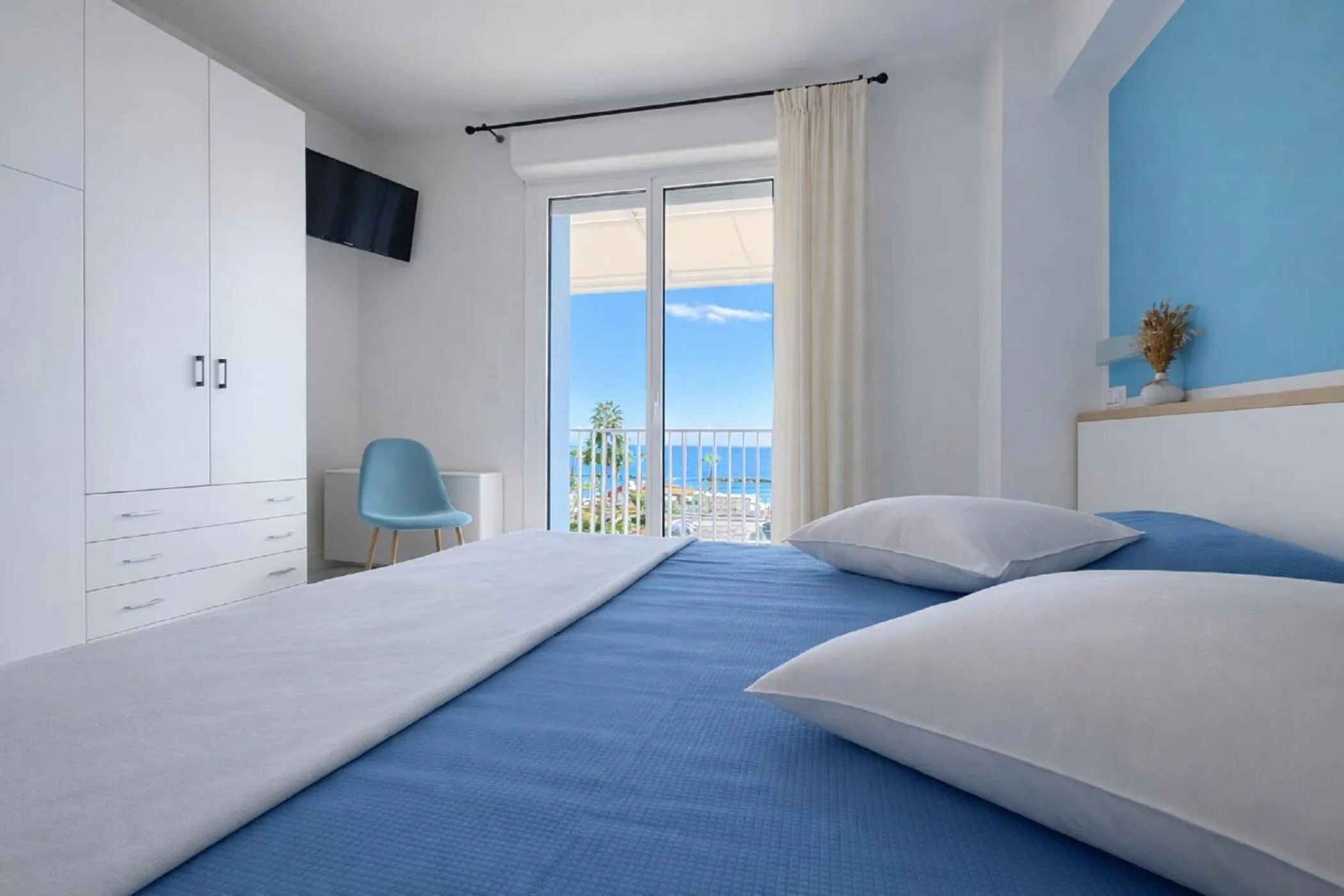 Photo of the whole room, Bed in Residence I Delfini