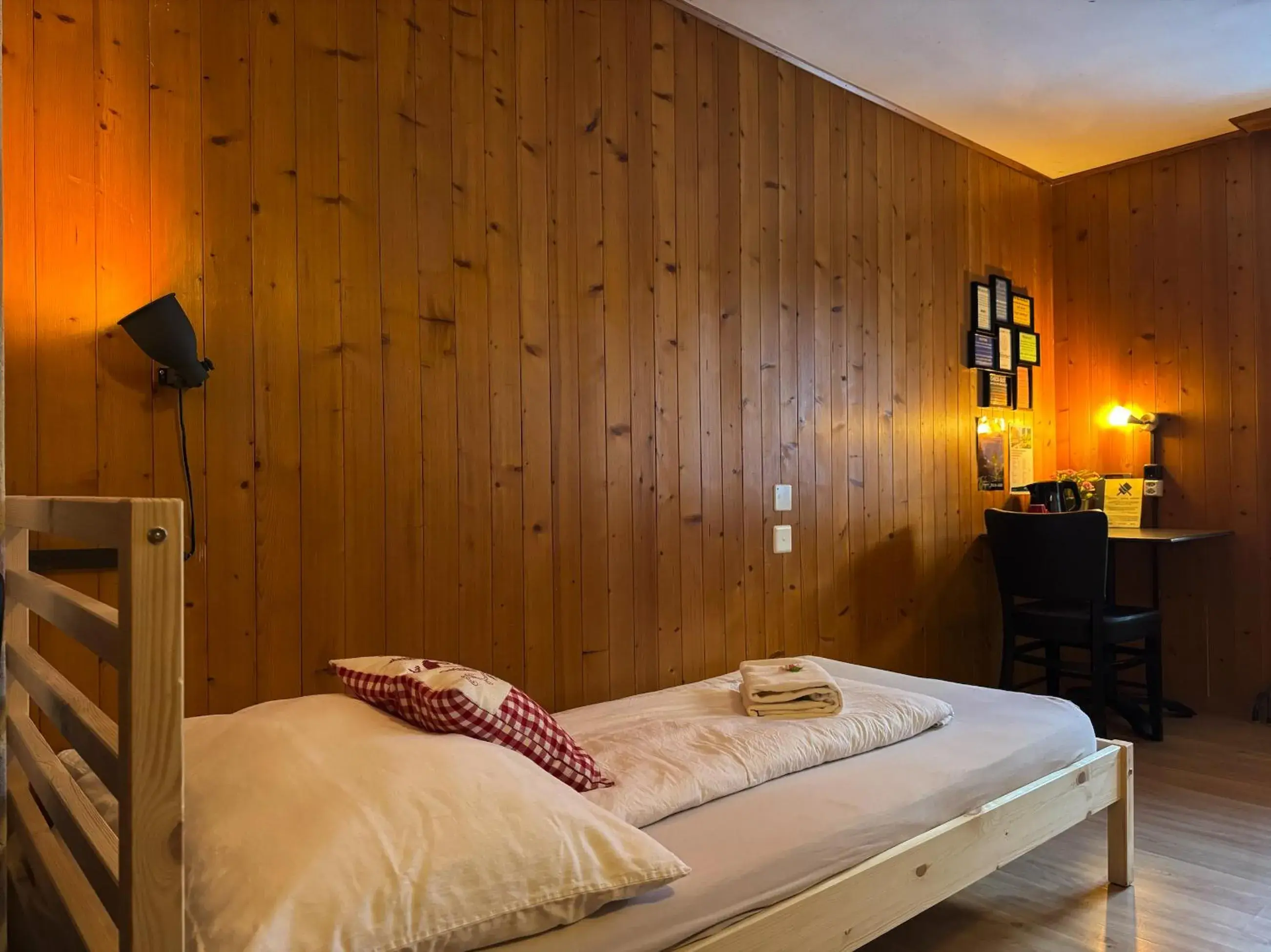 Single Room with Shared Shower and Toilet - single occupancy in Hotel Hornerpub Single Room with Shared Shower and Toilet - single occupancy in Hotel Hornerpub
