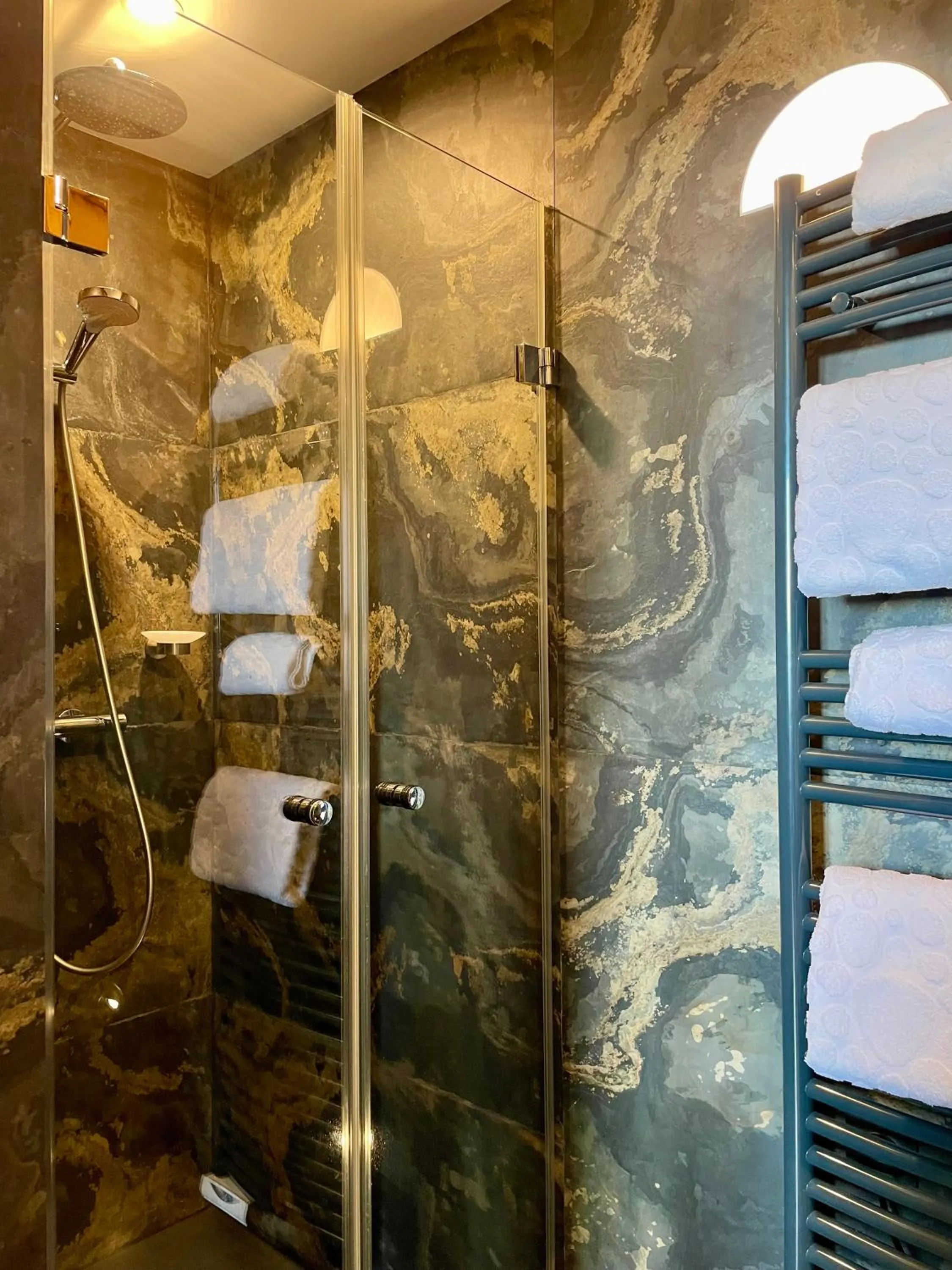 Shower in Suites du Cabinet Vert