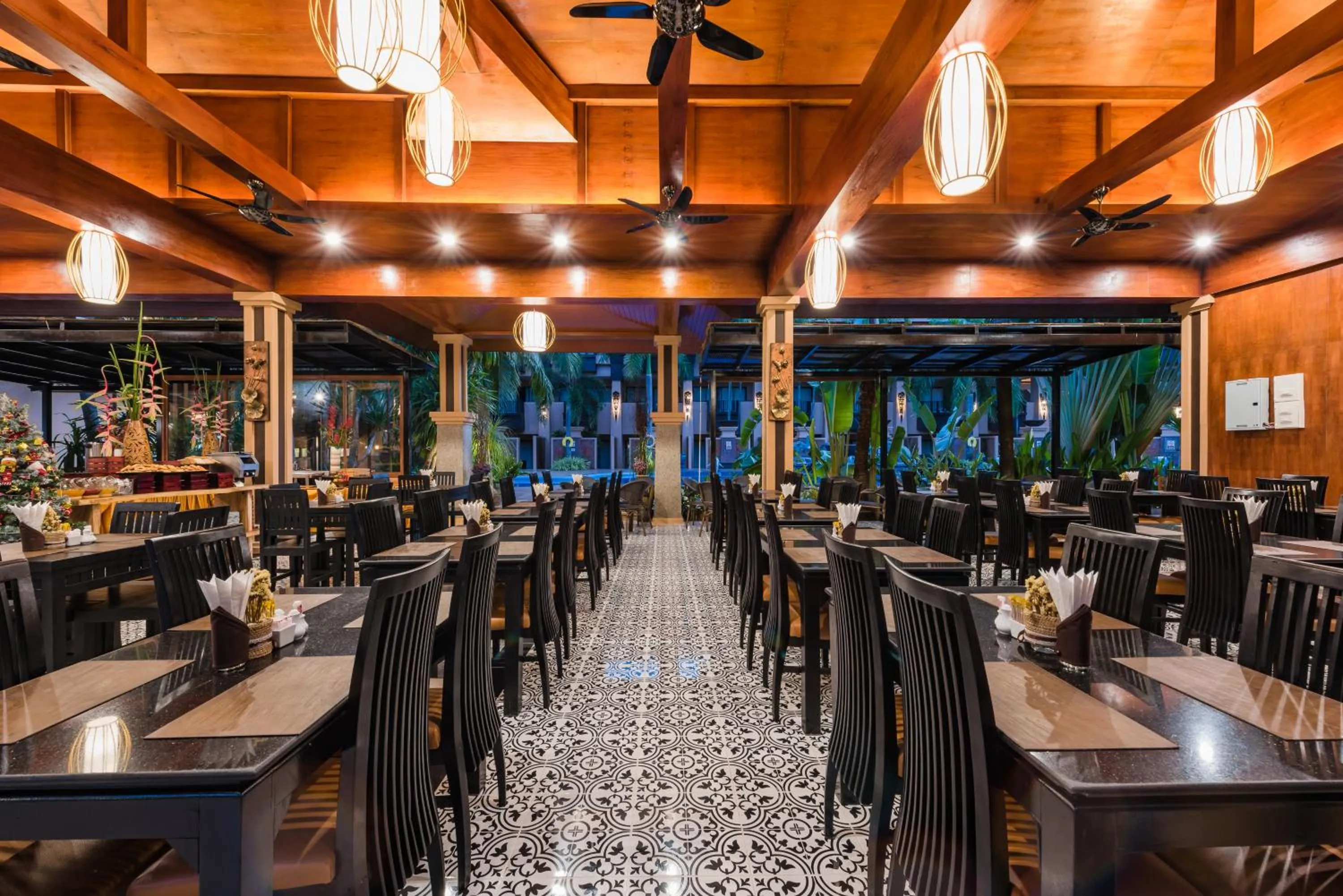 Restaurant/places to eat in Princess Kamala Beachfront Hotel - SHA Extra Plus