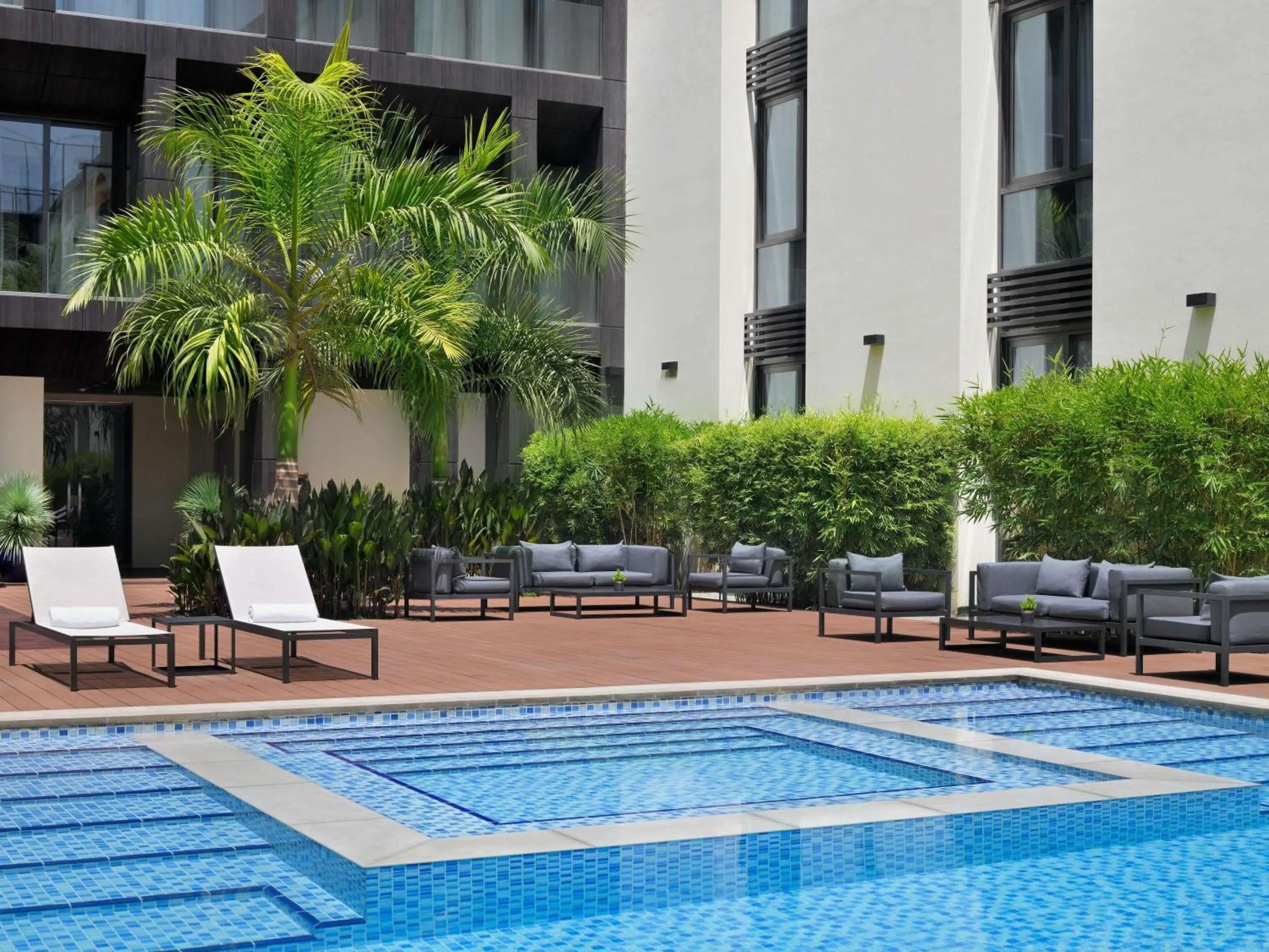 Pool view in Mövenpick Hotel Tahlia Jeddah