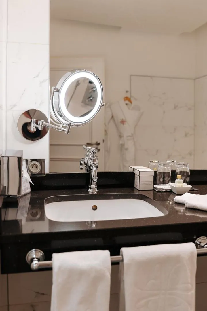 Bathroom in Hôtel & Spa Le Bouclier D'or