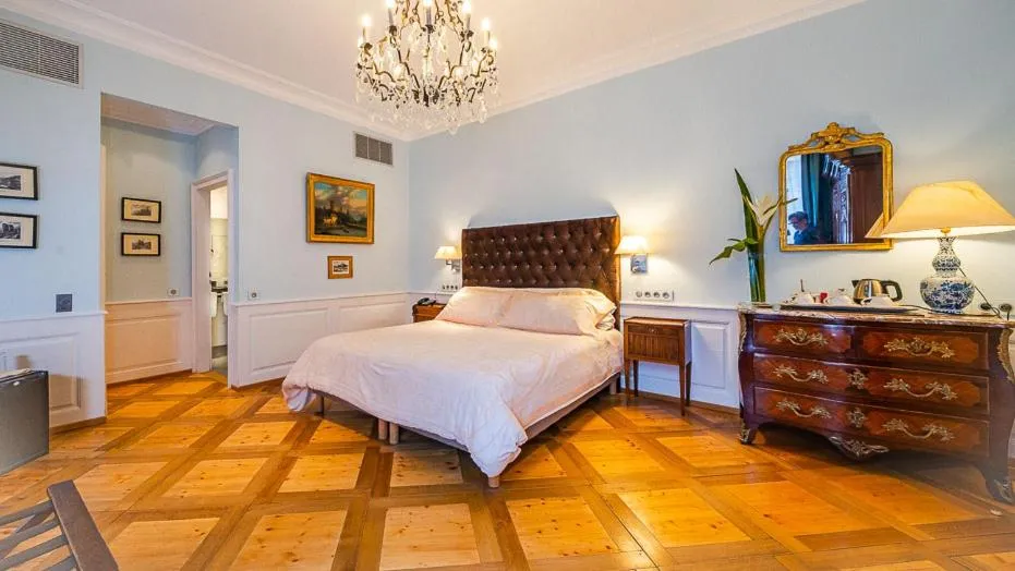 Photo of the whole room, Bed in Hôtel & Spa Le Bouclier D'or