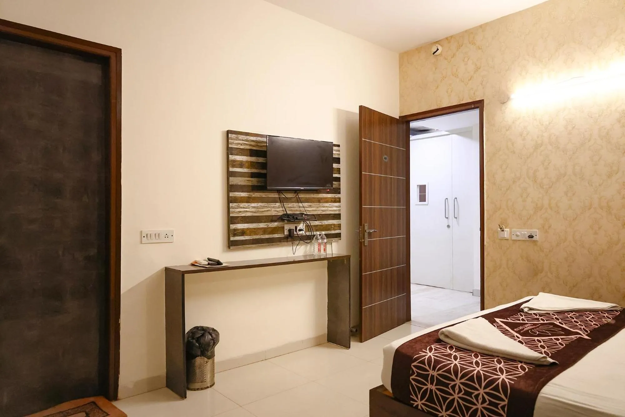 Bed in Hotel HSP Suites - Nr IGI Airport, New Delhi