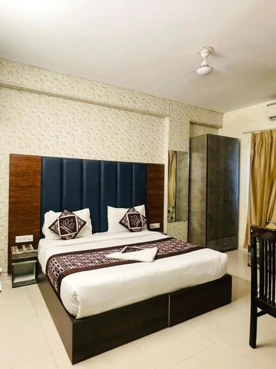 Bed in Hotel HSP Suites - Near IGI Airport, New Delhi