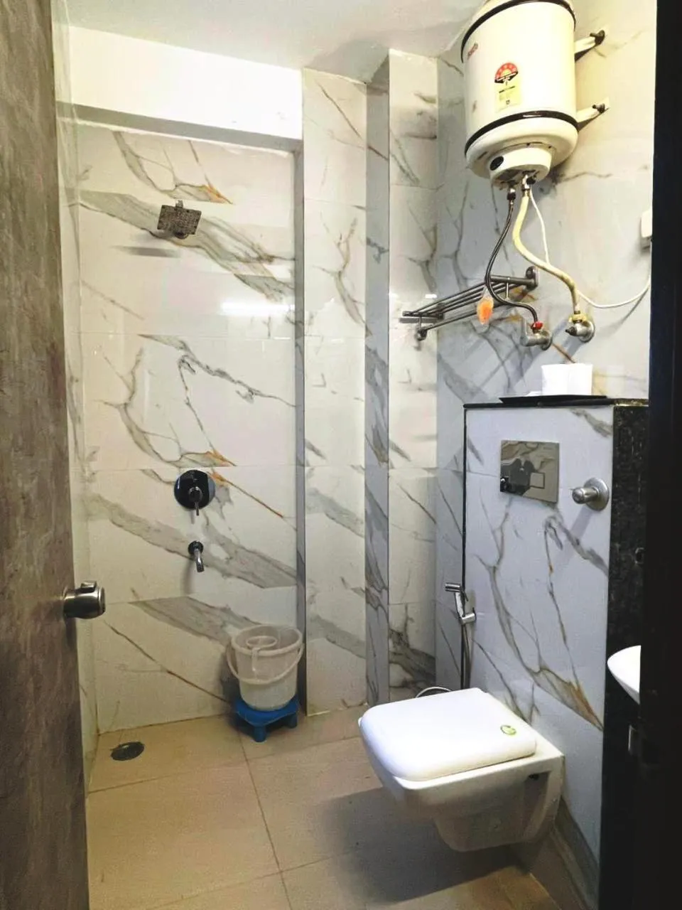 Shower in Hotel HSP Suites - Near IGI Airport, New Delhi