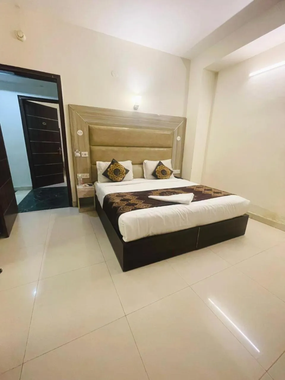 Bed in Hotel HSP Suites - Near IGI Airport, New Delhi