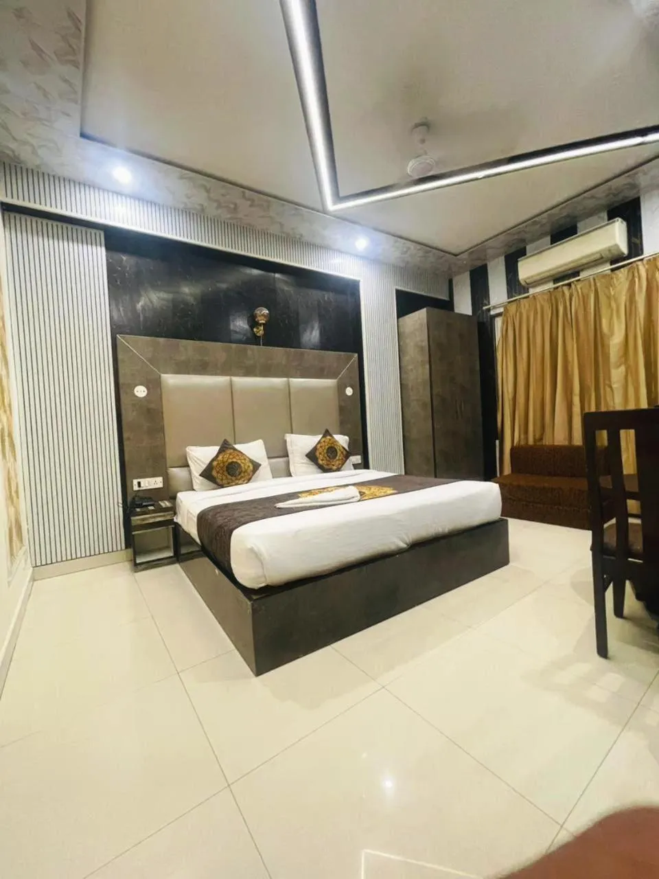 Bed in Hotel HSP Suites - Near IGI Airport, New Delhi