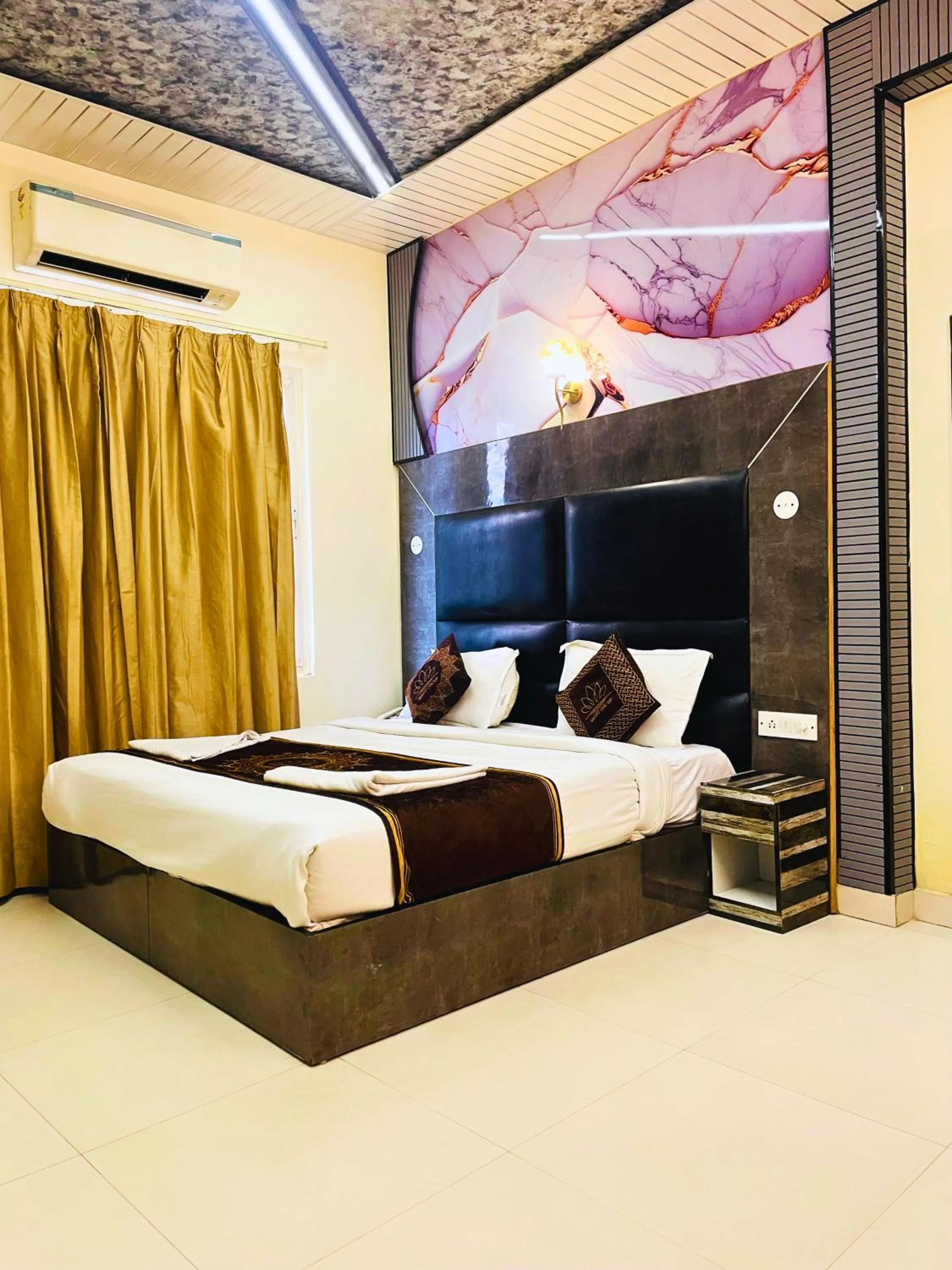 Bed in Hotel HSP Suites - Near IGI Airport, New Delhi