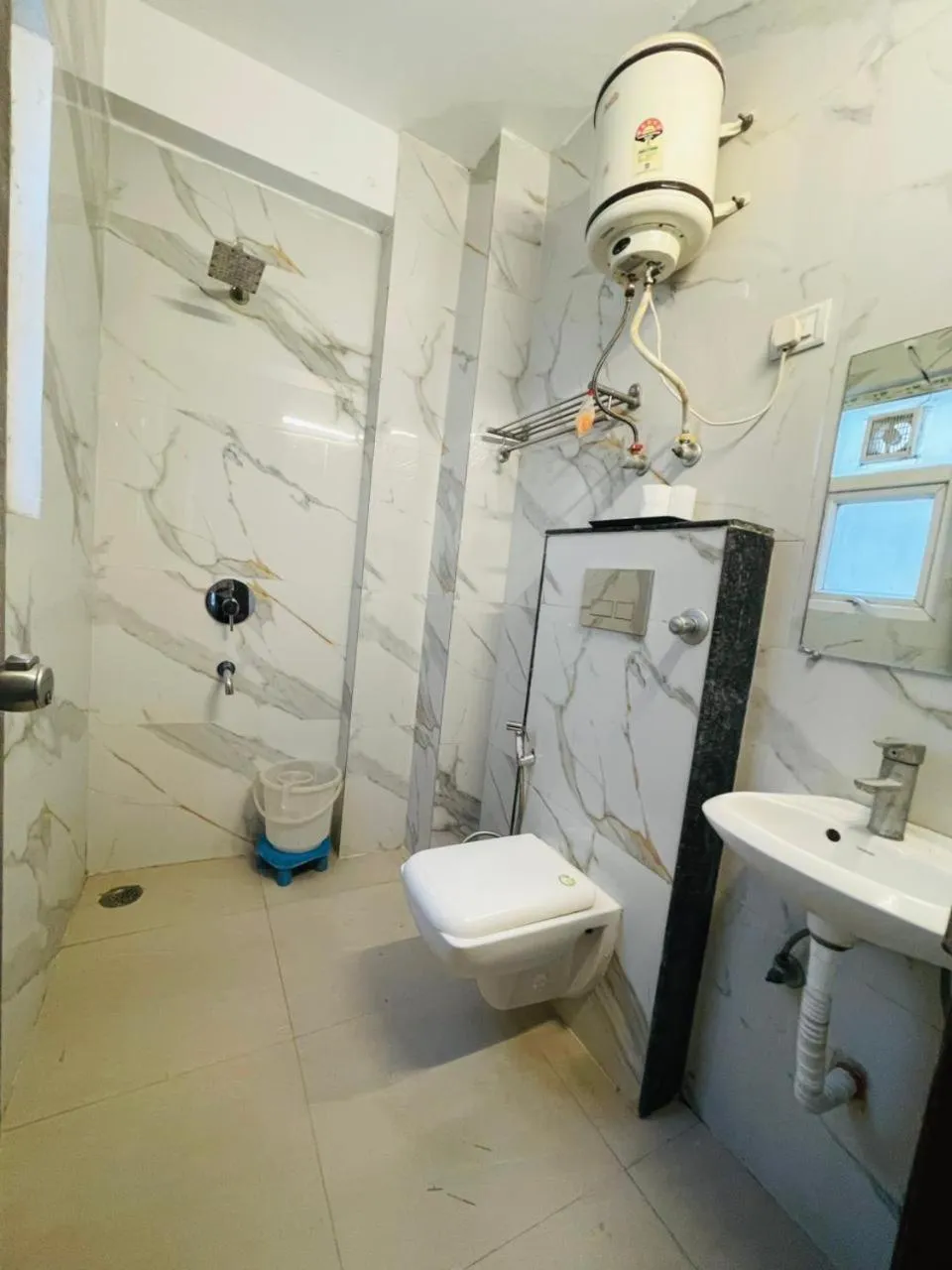Shower in Hotel HSP Suites - Near IGI Airport, New Delhi